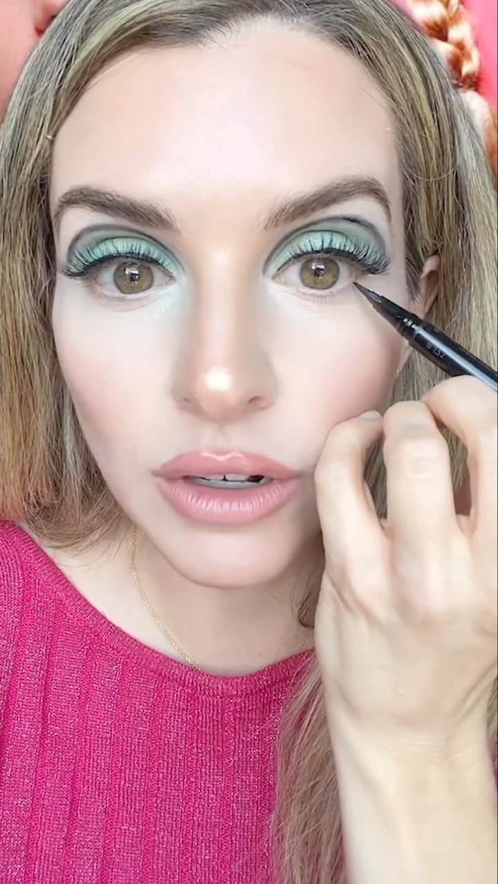 Tarte Cosmeticsのインスタグラム：「We’re feeling a retro vibe this Halloween! ✌️ Get this Twiggy-inspired look on tarte.com.  🖤 double take eyeliner 🦋 maneater nightfall palette 🐱 maneater cruelty-free accent lashes 📸 lights, camera, lashes 4-in-1 mascara ☕️ fake awake eyeliner   #tartecosmetics #rethinknatural」