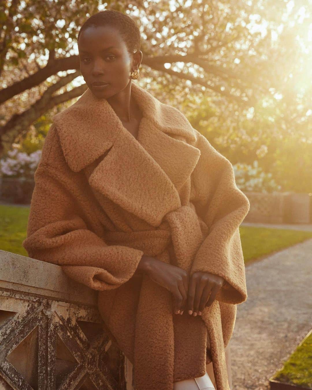 オスカーデラレンタのインスタグラム：「Golden hour. The #odlrfall2023 statement overlayer is crafted from brushed wool and finished with a waist-defining sash.  Tap or click the link in bio to shop.」
