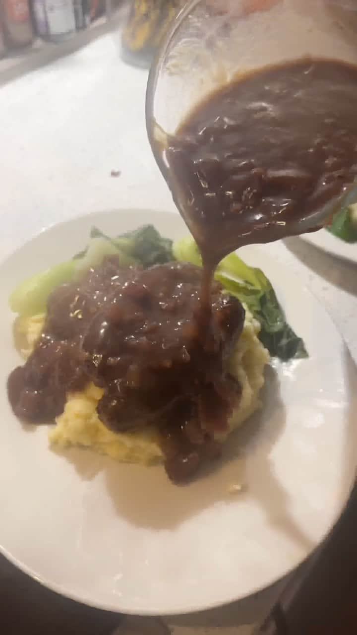 ダンカン・ジェイムスのインスタグラム：「Tonight’s menu, classic bangers and mash with onion gravy! #delicious  Mash made with olive oil, butter salt and pepper, my Local butchers sausages from Surrey, steamed pak Choi 🥬 and finished off with my special home made red onion gravy! If anyone’s had my gravy then they know it’s REAL good! #chefskiss #bangersandmash #homecooked filmed by @flitwicker 💕」