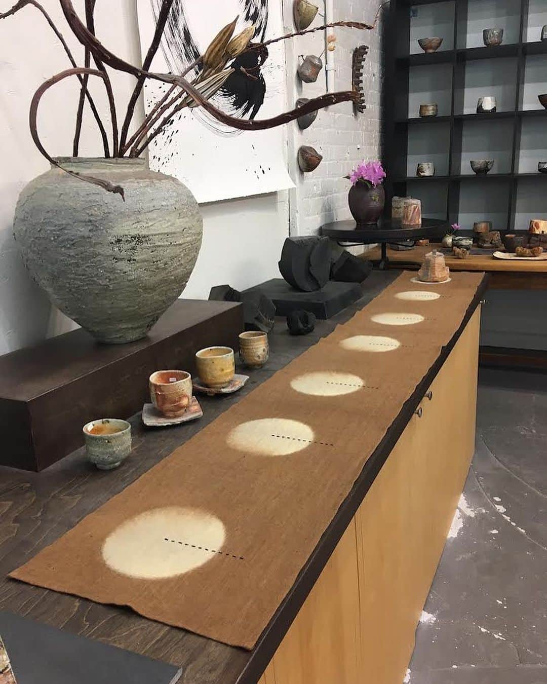 佐竹晃のインスタグラム：「Excited! BZDesign POP UP shop at Akira Satake Ceramics/Gallery Mugen, Sunday, October 29, 11am-4pm. Stop in the gallery to visit and see her current beautiful work! @bzdesigntextiles @gallerymugen @akirasatake  . #moderntextiles #arttowear #akirasatakeceramics #akirasatake #gallerymugen #pottery #clayart #modernhomedecor #ashevilleartist #pillow #tabletop #scarf #asheville」