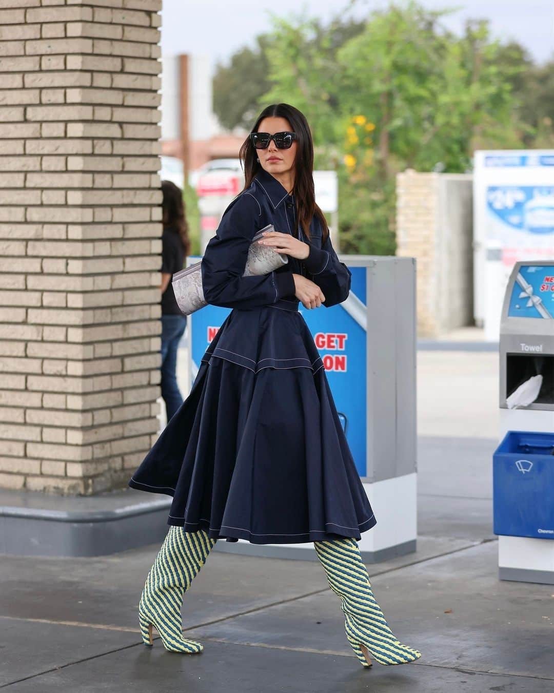 Harper's BAZAARのインスタグラム：「@kendalljenner really can turn anything into a runway. Case in point: The model stepped out to pump gas at a Los Angeles station in Bottega Veneta’s woven Canalazzo boots. Get the full outfit details at the link in bio.」