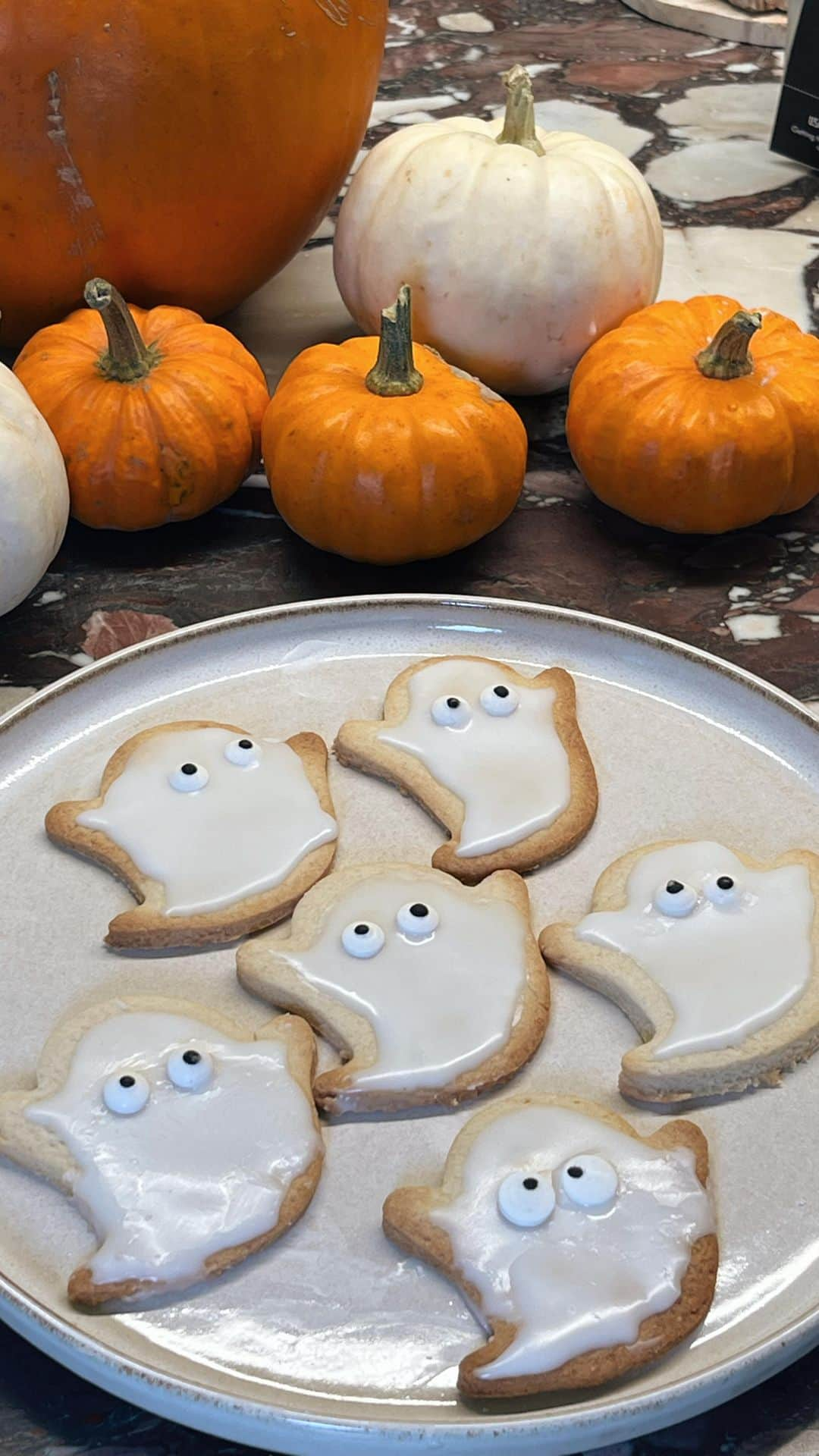 ロッティー・トムリンソンのインスタグラム：「shortbread ghosties 👻 disclaimer, baking/cooking isn’t my strong point BUT I’m tryna be that mama that cooks and bakes so here’s my go at some Halloween goodies ☺️🤪🫠🥰🧡👻」