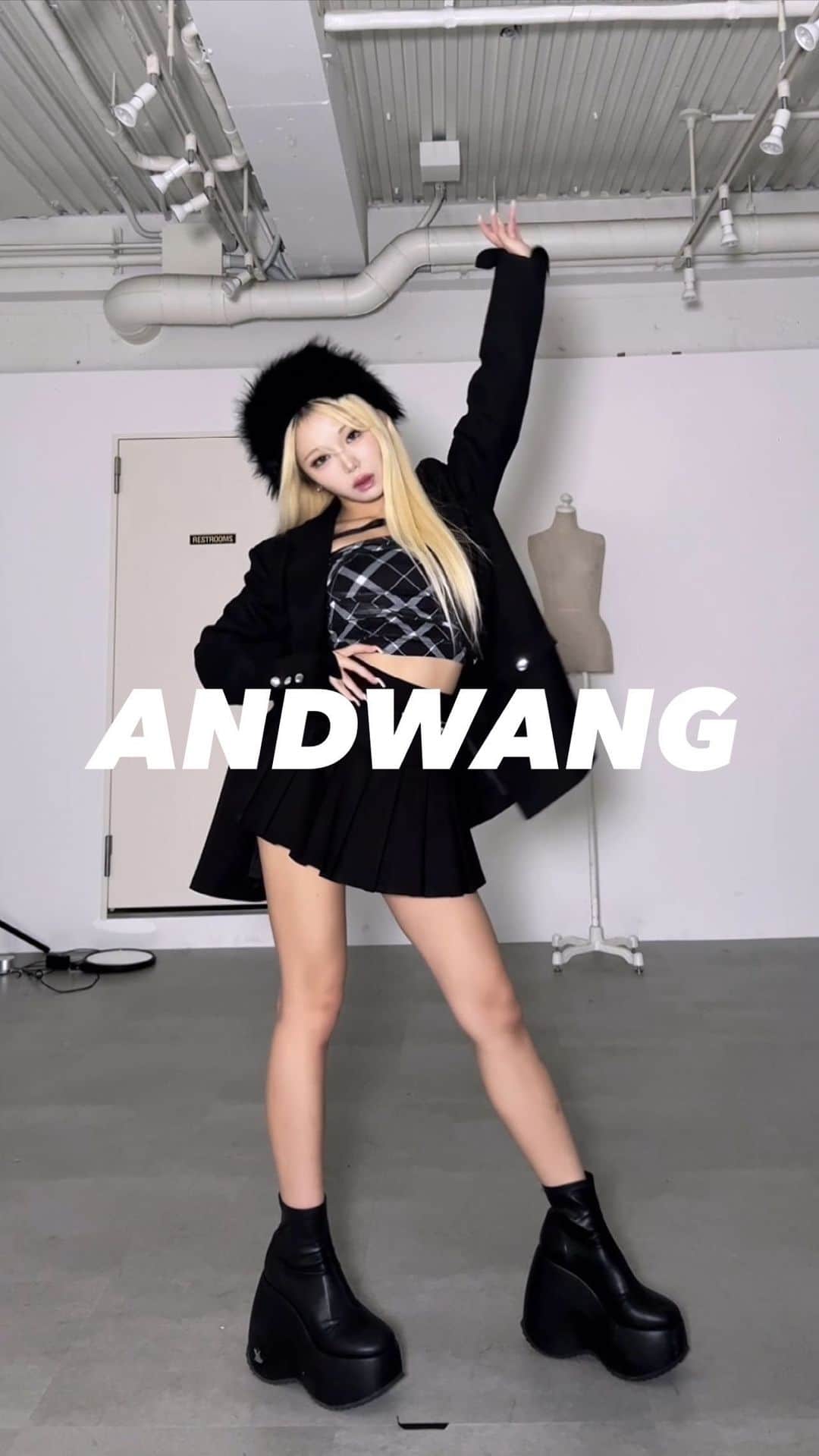 pipilottieのインスタグラム：「⁡autumn code with ｢classical over jacket｣&｢belt pleats mini skirt｣🖤  by 2023 AUTUMN WINTER SECOND COLLECTION ON  ANDWANG.SHOP ⁡ #andwang  ⁡#outfit #ootd」