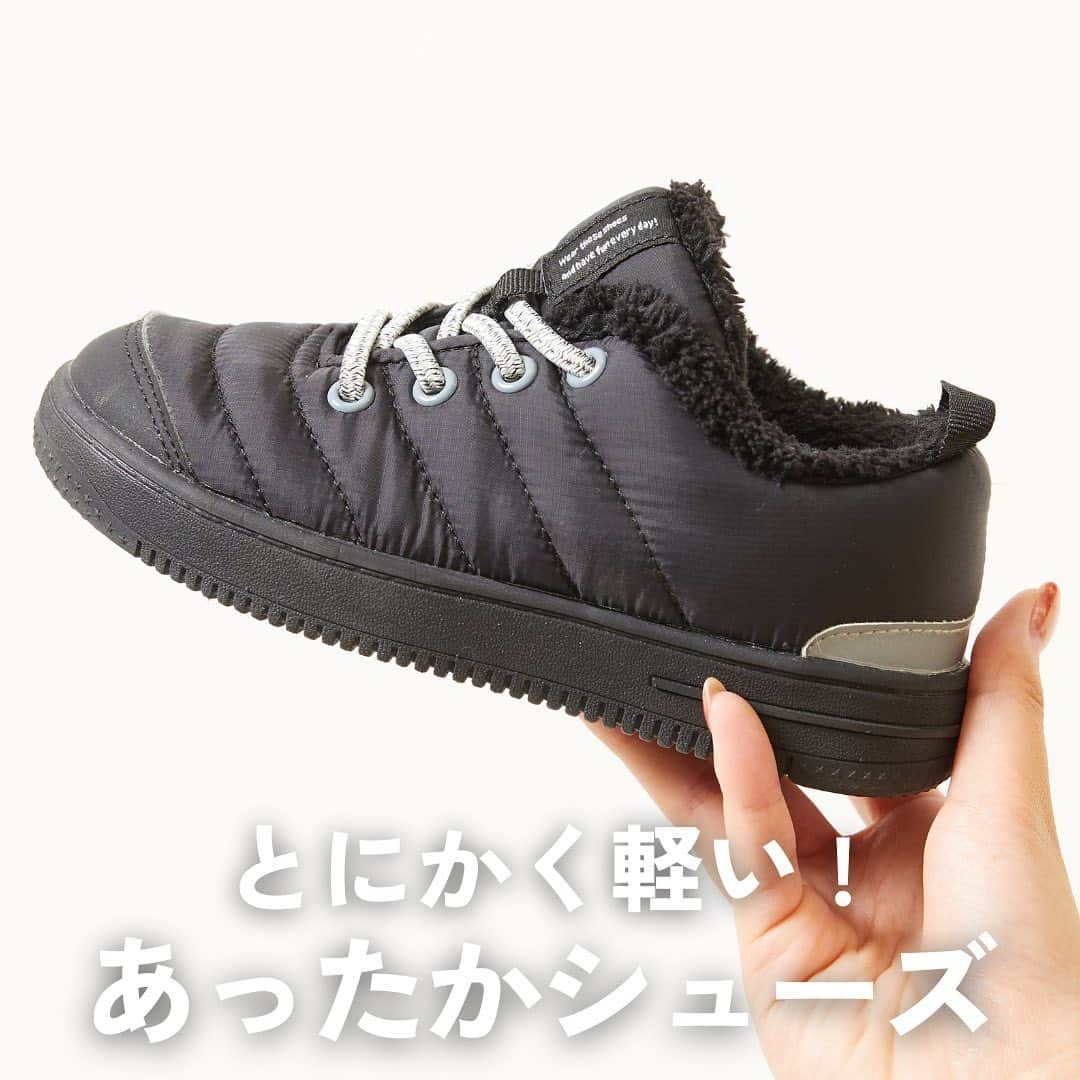 子供服devirockstore(デビロックストア)のインスタグラム：「たまご2個🥚より軽い!? とにかく軽いアウトドアシューズ  冬にお外で一日中過ごすようなお出かけの日は 暖かい靴を履かせてあげたいけど、 アウトドアシューズは重たくて嫌がるし…  なんてお悩みありませんか？  そんな方におすすめしたい 「暖かさ」と「軽さ」を兼ね備えた 新作アウトドアシューズができました！  表面には撥水加工を施しているので 水を弾きやすいのも嬉しいポイント。  また、かかとにはリフレクター付きなので 暗くなるのが早い冬にも安心◎  本格的な冬を迎える前に ぜひチェックしてみてくださいね！  /////////////////////// 🔍171USH001 撥水 とにかく軽い あったかアウトドアスニーカー ¥2,798(税込) 17.0-23.0㎝ ///////////////////////  ☑️新作アイテム、人気アイテム情報 ☑️スタイリングやヘアアレンジなどお役立ち情報  など、を投稿しています。  いいねや、フォロー励みになります☺️  ▶️▶️▶️@devirock__official  ........................  #devirock #デビロック #デビロックコーデ #もっと親子になろう #子供服通販 #プチプラ子供服 #子供服 #子ども服 #こどもふく #キッズファッション #キッズ服 #子供服コーデ #娘服 #女の子服 #むすめふく #男の子服 #息子服 #むすこーで #キッズシューズ」