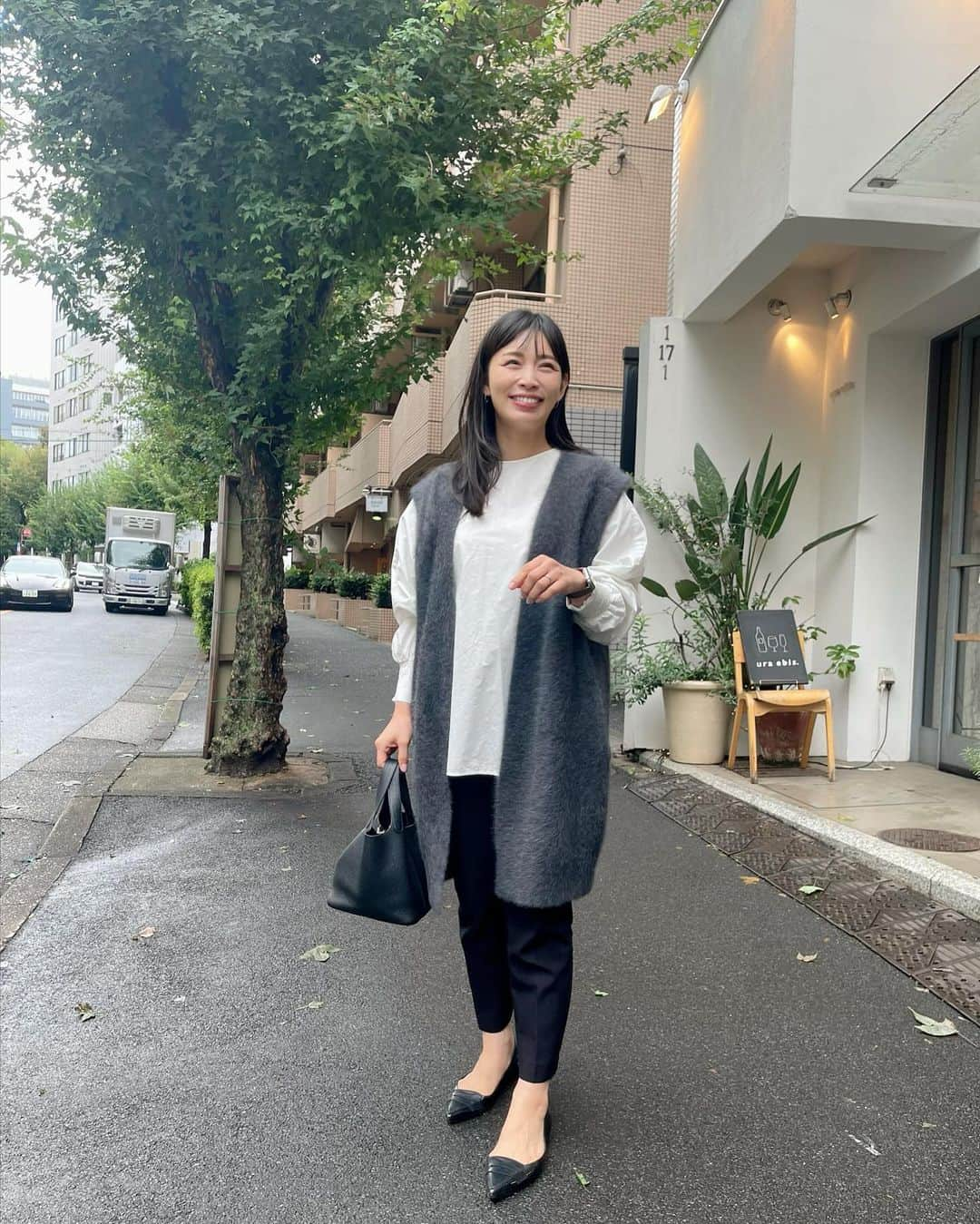 上野仁美のインスタグラム：「. ⁡ 先日のカフェ投稿で、チラッと写っていたもふもふジレにたくさんのdmありがとうございます✨ 私もお気に入りなので、皆様の反応が嬉しかったです😌❤️ ⁡ あの日は写真が撮れなかったので別日のを。 やっぱり今季はグレーが気になる🩶 ⁡なかなか似合うグレーがないので(👉イエベ春の方あるあるかな？)、素材を選んで、色味を吟味して上手くはまってくれるものをお迎えしています😌 ⁡ ⁡ #ジレコーデ #dresslave #女の子ママ #5歳女の子ママ #162cm #162cmコーデ #イエベ春」