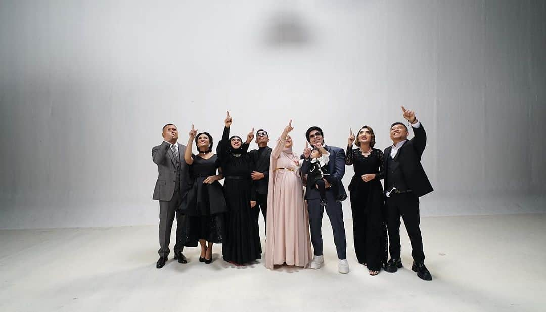 Ashantyさんのインスタグラム写真 - (AshantyInstagram)「Rahmat Tuhan Yang Maha Kuasa yang menyatukan hati2 kami dalam satu rasa, menyambut cucu dlm suasana nan luar biasa, melangkah ke depan dgn penuh asa.  Coming soon karya The Atta Family bersama 3 nenek dan 3 kakeknya 😍❤️🤲」10月26日 20時01分 - ashanty_ash