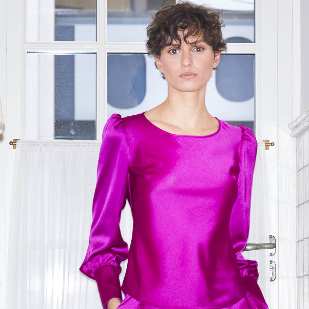 イネスドゥラフレサンジュのインスタグラム：「Pink mood. Top Theola rose - Purple mood. Theola pink top.  @hotelchateauvoltaire  #inesdelafressange #inesdelafressangeparis #fallwinter2023 #parisianchic」