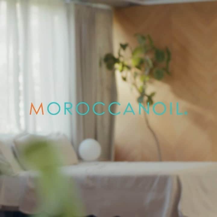水沢林太郎のインスタグラム：「素敵な動画を撮影して頂きました！  どのような髪型にも自然なツヤ感やまとまりを出せるモロッカンオイル トリートメント。 是非、使ってみてください〜！  #モロッカンオイル #PR @moroccanoil_jp @moroccanoileu」