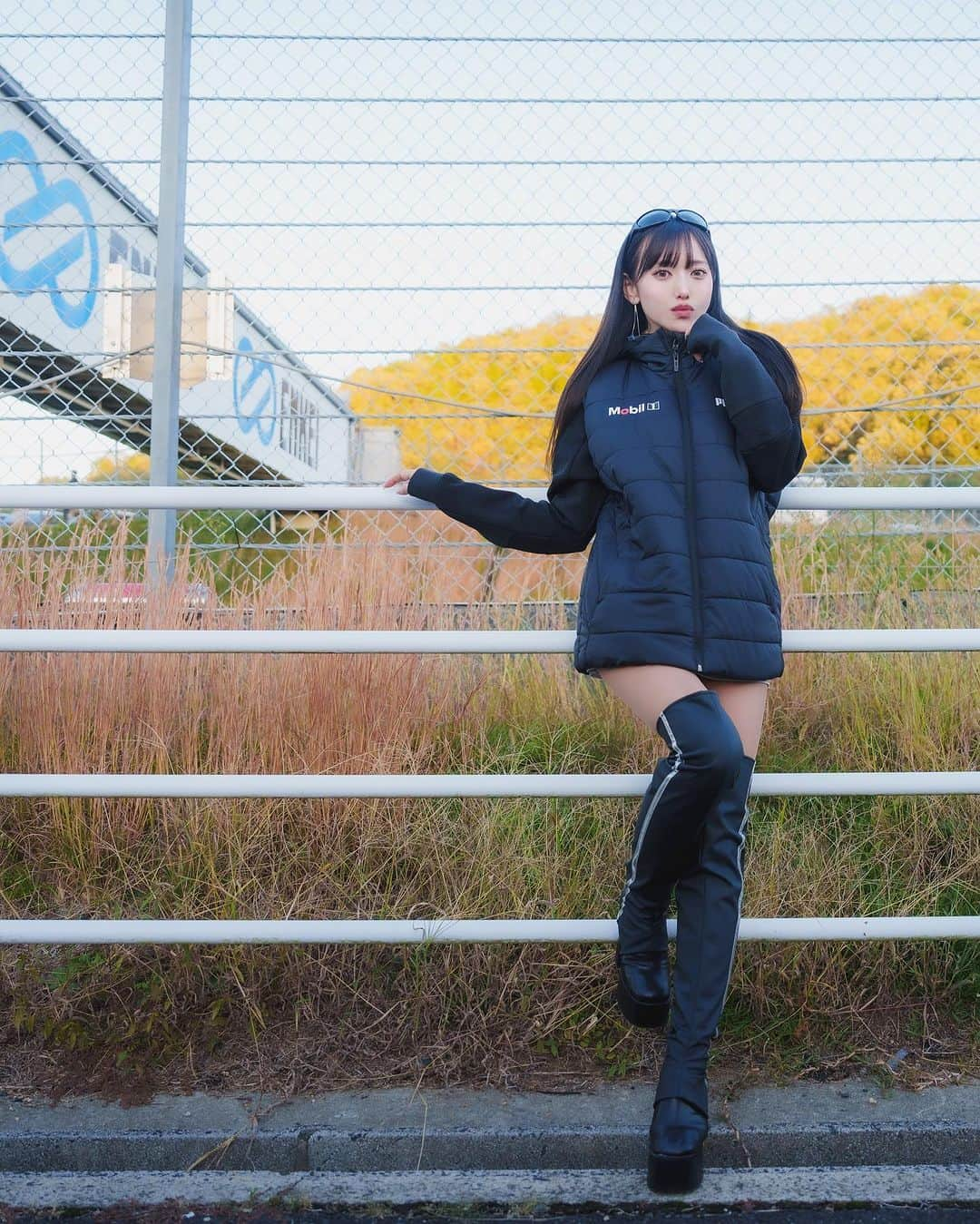 引地裕美さんのインスタグラム写真 - (引地裕美Instagram)「今年は私服でもベストが大好きだから チームウェアにもベストがあって嬉しい🦺🖤✨  #mobil1 #mobil1レーシングサポーターズ #supergt #s耐 #supertaikyu #teamimpul  #UMine #japanese #japanesegirl #일본 #costume #レースクイーン #rq #モータースポーツ #motorsports」10月26日 19時53分 - yuumihikichi