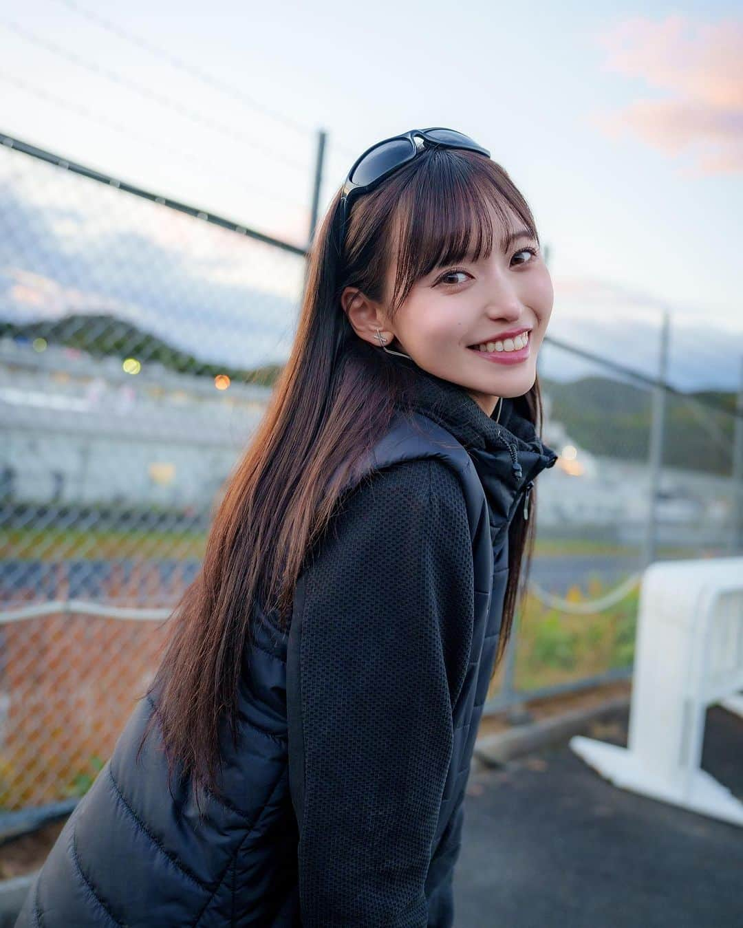 引地裕美さんのインスタグラム写真 - (引地裕美Instagram)「今年は私服でもベストが大好きだから チームウェアにもベストがあって嬉しい🦺🖤✨  #mobil1 #mobil1レーシングサポーターズ #supergt #s耐 #supertaikyu #teamimpul  #UMine #japanese #japanesegirl #일본 #costume #レースクイーン #rq #モータースポーツ #motorsports」10月26日 19時53分 - yuumihikichi