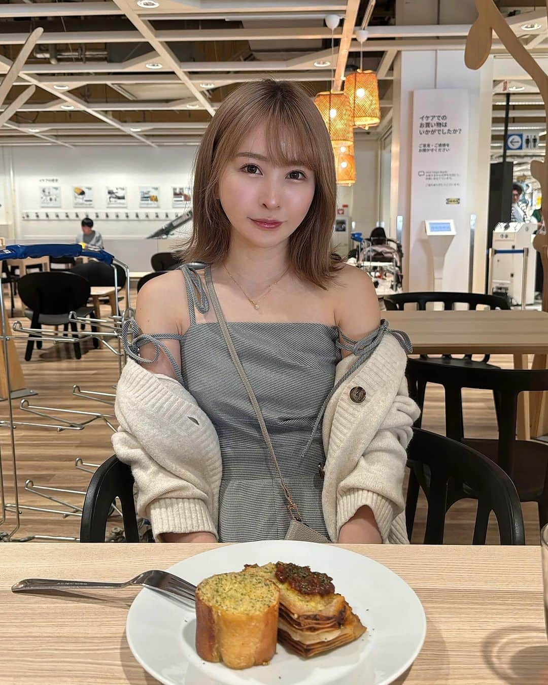 華妃 のインスタグラム：「最近、思っていることがあるんだけど 上手く言語化と整理ができないから 書き起こしてみる。  「〜なんだったら、普通こうするだろ」 について、考える時間が増えた。  本当に大事だったら連絡するだろ。とか、 本当に相手のことを思うなら普通こうするよね？ってやつ。  それ以外にも 他人の気持ちを自分の普通や常識で測って それを口や態度に出す人が怖い。 出さずに自分の中で理解したつもりの人も怖い。  とか言う私も、 こんなことを書いている時点で 特大ブーメランをかましているわけなんですけれども、  自分の中の普通こうだろ！という物差しから、 ズレが大きければ大くなるほど 「あぁ、この人とは合わないな」になる。  ほぼ全人類が社交辞令と建前と 本音を使い分けていて  その中でも私は割と 自分の気持ちを口に出す方なので、 (あくまで私の受け取り方が) この人、社交辞令80％！ と感じると、合わないなぁ。  と感じてしまうし、  建前会話や、社交辞令会話に 参加できないわけではないけれど、 何この時間☺️ってなる。  まるで、別に第一志望ではない 就活者が、面接で第1志望です！ と、言うように。  まるで男性側が、 単発的な目的の最終地点(本音)を言わずして 女性を口説くように。  そもそも、社交辞令と建前の違いとは、 というお話からすると、 (気になって調べた)  社交辞令は、 思ってもない事だけど人間関係を円滑にするためのもので、 建前は、 本音ではないとも言いきれない場合に使うそうだ。  建前や社交辞令が 必要であることは理解していて、 不必要な謝罪をするとその後の頼み事が 5倍通りやすくなるらしい。  まさに社交辞令。  雨の日に『今日は雨ですみません。携帯を忘れてしまって貸していただけませんか？』  と、思ってもいない、 不必要な謝罪をするか否かで 5倍も結果が変わるだと！？！？  そもそも、天気は誰のせいでもない。  これに関してはもはや心理学ですけど、 社交辞令は、こうした方が相手の心情が良くなる を、人々が学んで行った結果なのかもしれない。  大人になると社交辞令も建前も どちらもつかいこなさなければいけないし、 むしろ、本質的な部分の会話は極わずかで 会話のほとんどが社交辞令と建前かもしれない。  そんな“当たり前”のことが 最近不思議で仕方がない。  ここしばらくそんなことを考えていたら 少し上手く、人と会話ができなくなってきたので キリがいいところで(全然よくない)」