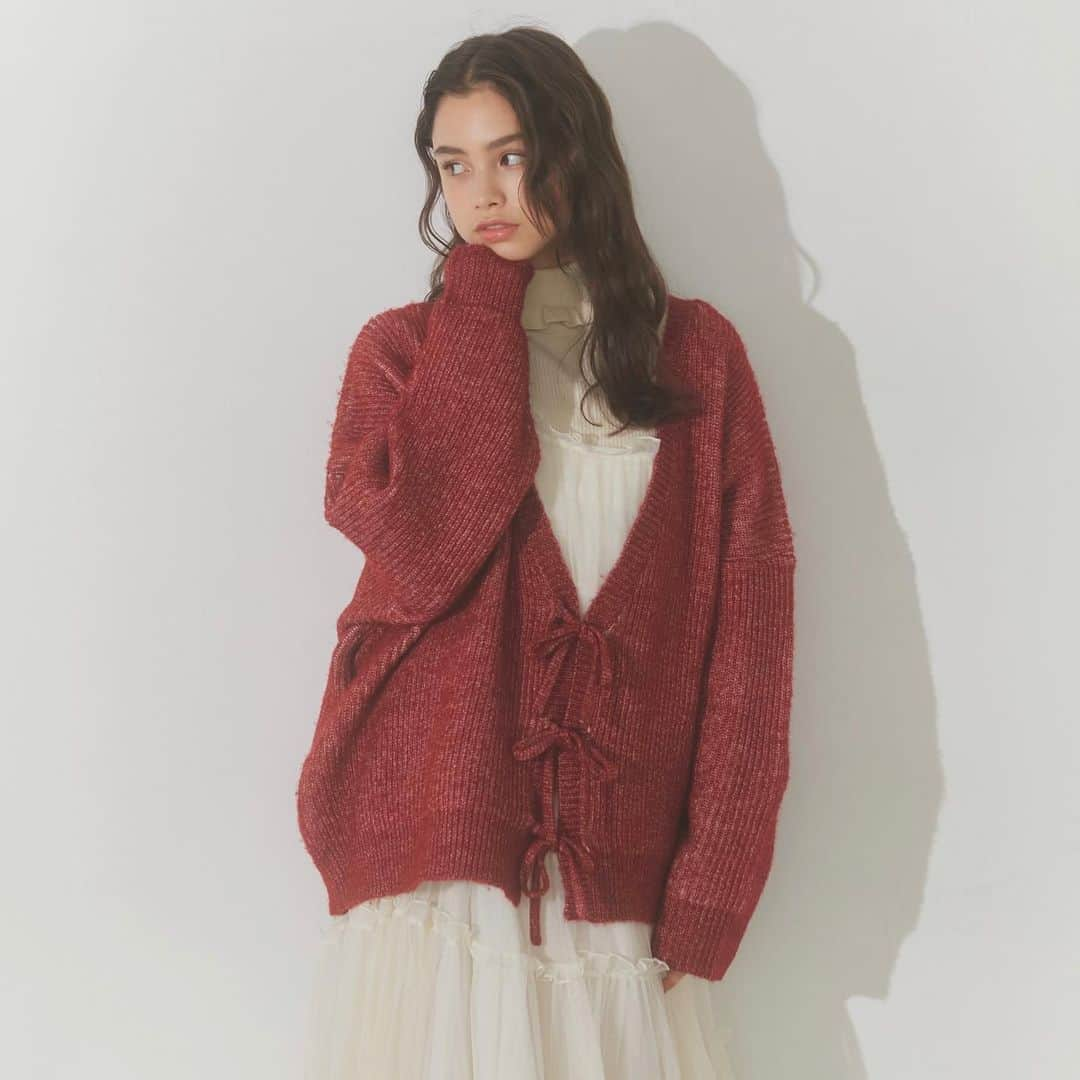 merry jennyのインスタグラム：「【recommend ! 】 ㅤㅤㅤㅤㅤㅤㅤㅤㅤㅤㅤㅤㅤ 今週の売れ筋item♡  公式通販サイトRUNWAY channelでは お得なfairを開催中です！  topのURLから⇨ @merryjenny_instagram ぜひcheckして下さいね！ㅤㅤㅤㅤㅤㅤㅤㅤ  〇 Vネックリボンカーディガン col : pink / red / blue ¥11,550 (tax in)  〇 こひつじジャガードニットtops col : ivory / i.blue / black ¥9,900 (tax in)  保存してぜひcheckしてくださいね☑︎  　 　 #merryjenny # メリージェニー #2023aw #autumn #dreamwell #秋服コーデ #秋コーデ #秋服  #ニットコーデ #ガーリー」