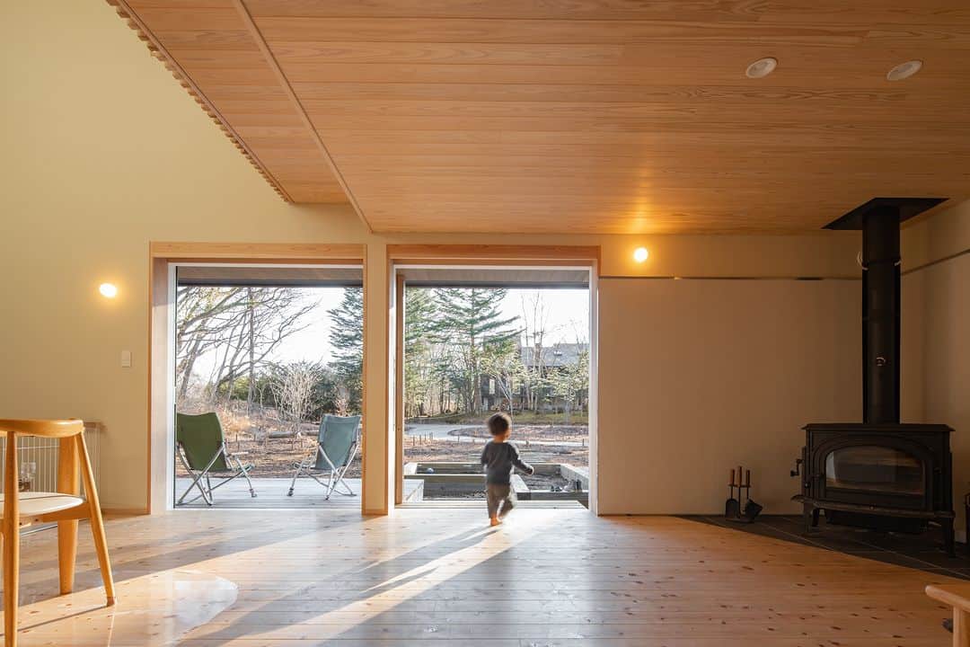 美し信州建設さんのインスタグラム写真 - (美し信州建設Instagram)「自然との一体感が生まれる開口部  家の中でも森を感じられるような心地よさを目指して、メインの南窓にはLIXIL LWを採用。  開いていても閉めていても同じように見える開口部は、外の景色を額縁のように切り取ります。  【自然と暮らす豊かな木の家】 --------------------------------------------  信州の街に、自然に、人に寄り添うロングライフデザインの住まい。 美しい本物の木の住まいをお届けします。  A Long Life Design home that harmonizes with nature and people in the towns of Shinshu. We deliver homes crafted from exquisite, authentic wood – residences that truly embrace the essence of nature and community.  -------------------------------------------- ▼最新のイベント情報や家づくりの事例は @utukusinshuu のURLからご覧いただけます。  #軽井沢 #lixillw #開口部 #リビング #長野県 #上田市 #美し信州建設 #木の家 #自由設計 #注文住宅 #建築士とつくる家 #丁寧な暮らし」10月26日 20時02分 - utukusinshuu