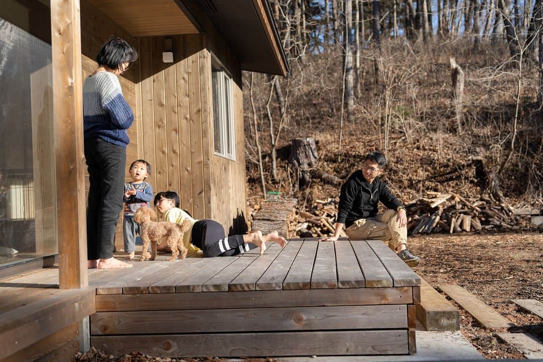 美し信州建設さんのインスタグラム写真 - (美し信州建設Instagram)「自然との一体感が生まれる開口部  家の中でも森を感じられるような心地よさを目指して、メインの南窓にはLIXIL LWを採用。  開いていても閉めていても同じように見える開口部は、外の景色を額縁のように切り取ります。  【自然と暮らす豊かな木の家】 --------------------------------------------  信州の街に、自然に、人に寄り添うロングライフデザインの住まい。 美しい本物の木の住まいをお届けします。  A Long Life Design home that harmonizes with nature and people in the towns of Shinshu. We deliver homes crafted from exquisite, authentic wood – residences that truly embrace the essence of nature and community.  -------------------------------------------- ▼最新のイベント情報や家づくりの事例は @utukusinshuu のURLからご覧いただけます。  #軽井沢 #lixillw #開口部 #リビング #長野県 #上田市 #美し信州建設 #木の家 #自由設計 #注文住宅 #建築士とつくる家 #丁寧な暮らし」10月26日 20時02分 - utukusinshuu