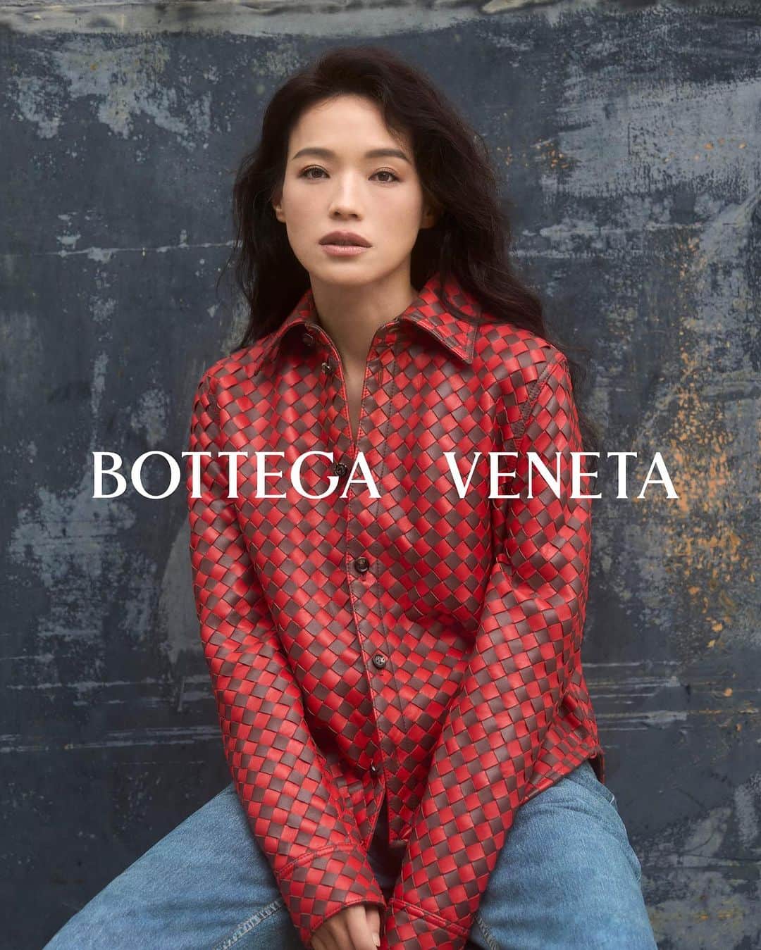 スー・チーのインスタグラム：「上次相遇于米蘭🌹期待新旅程和@BottegaVeneta壹起探索其獨具創意與精致工藝的時尚世界。#Bottega Veneta#  落❤️」