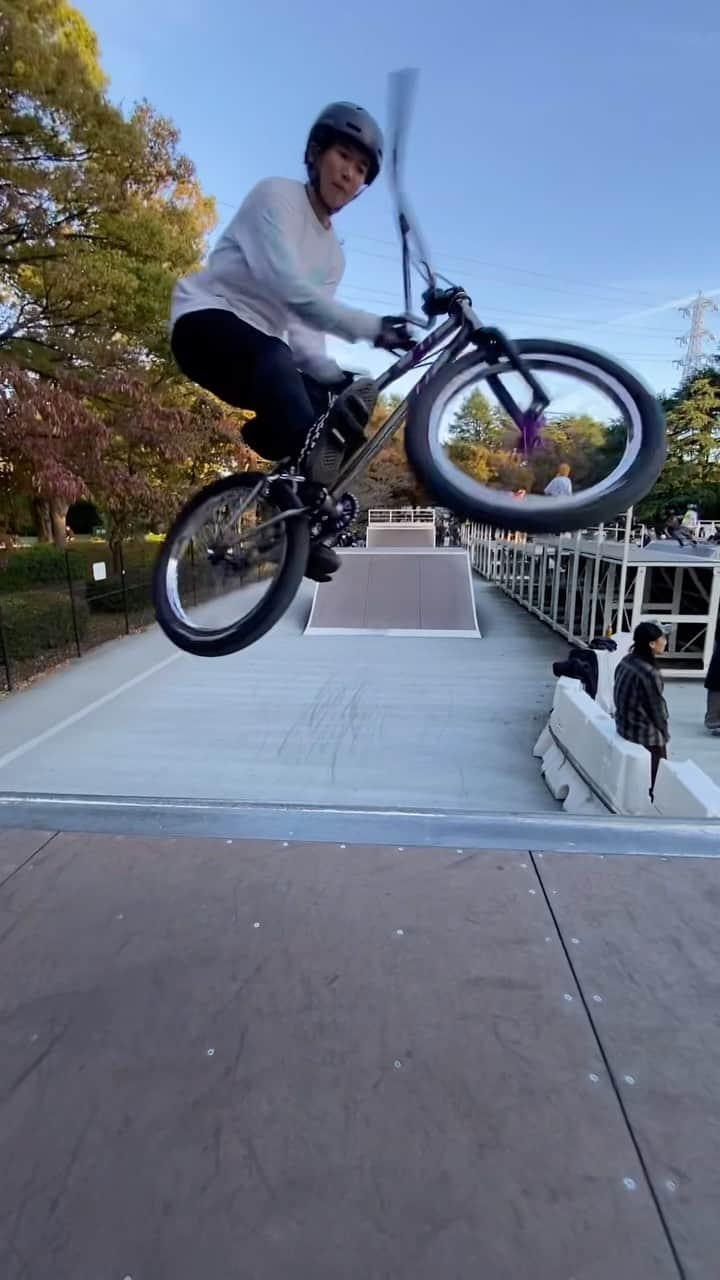 大池水杜のインスタグラム：「my calm place is in here Komazawa🫶🏻 🎥 @fscbmx 🙏🏻  久しぶりの駒沢〜！ 駒沢のみんなとまた一緒に乗れて楽しかった😍 とても好きな時間😁  @visavis_jp #slopeshot #VANS #bern #タウン情報おかやま #ライト電業 #bmx #bmxgirl #bmxfreestyle #bmxwomen #komazawa #駒沢公園スケートパーク」