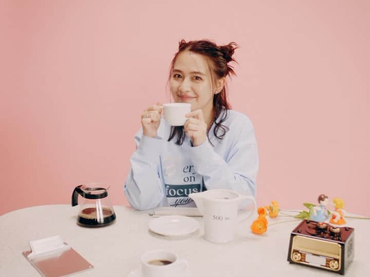 のインスタグラム：「1.「Partner」 . 私の音楽人生第二章が始まった曲✨ だから、はじまりの意味も込めて1曲目にしました♡ 愛する人との思い出にこの曲が隣にいれますように🪄 p.s.今日から1日1曲ずつ紹介していくよ〜✌️💘. 📹 @nao_sgmt 💄 @3forest_hairmake  👗 @eieioieie  @atmos.pink_official  @freaksstore_official  . #messybag」