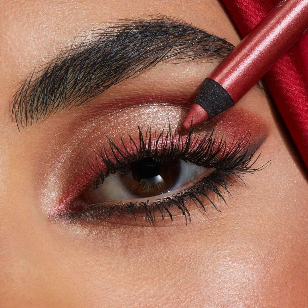 KIKO MILANOのインスタグラム：「Create a show-stopping #eyelook with the all-new #KIKOHolidayPremiere Lasting Duo Eye Pencil! ❤️ Achieve sleek lines or smudge them out for a sultry, smokey effect & let your beauty take center stage! ⁣ ⁣ 24h Lasting Foundation 01 - Setting Face Powder - Metallic Eyeshadow 03 - Lasting Duo Eyepencil 04 - Dreamy Eyeshadow Palette - Volume & Curl Mascara」
