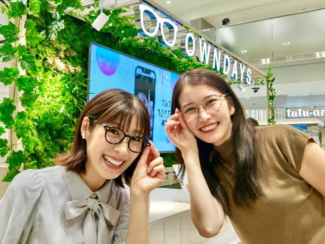 石崎佳代子のインスタグラム：「👓 メガネがとっても似合うこの方 お顔を見てあっ‼️😆と思った方も 多かったのではないでしょうか。  「オンデーズ」のCMでおなじみの 窪内有紗さんです✨  先月のFBS「きらめきpalette」ロケで ご一緒しました！  窪内さんのこの秋イチオシのシリーズが ネオクラシックな「John Dillinger」 ヴィンテージ感とイマドキ感のバランスが絶妙です✨  その中でも「ワンランク上の垢抜けを狙える」と 勧めてくださったのが、 写真のウェリントンタイプ👓  思わず 「黒の太縁とは、 初心者にはなかなかハードルが高い…😅」 と呟いた私。 VTRを見た女性ディレクターも 「めっちゃ分かります〜🤣」と言っておりましたが…  さすが窪内さん！ 思い切ってかけてみると、意外と馴染む… そして、軽い上にフィット感が抜群‼️  メガネは気になるけど、 メガネっ娘感というか(娘という歳でもないが)、 女教師感というか… なんだか微妙なコスプレ感が出てしまい、 かけづらいんだよね…というあなた。 そして、いままでの私。  逆に存在感のあるメガネに 振り切る方が良いようです！☺️  こちらのモデルは「JD2050B-3S C1」  後日、レンズを変えて購入しました。 これがとっても便利で…！ 次のポストでご紹介します☺️  #黒縁メガネ #黒縁めがね #黒縁メガネ女子 #owndays #オンデーズ #黒メガネ #japaneyewear」