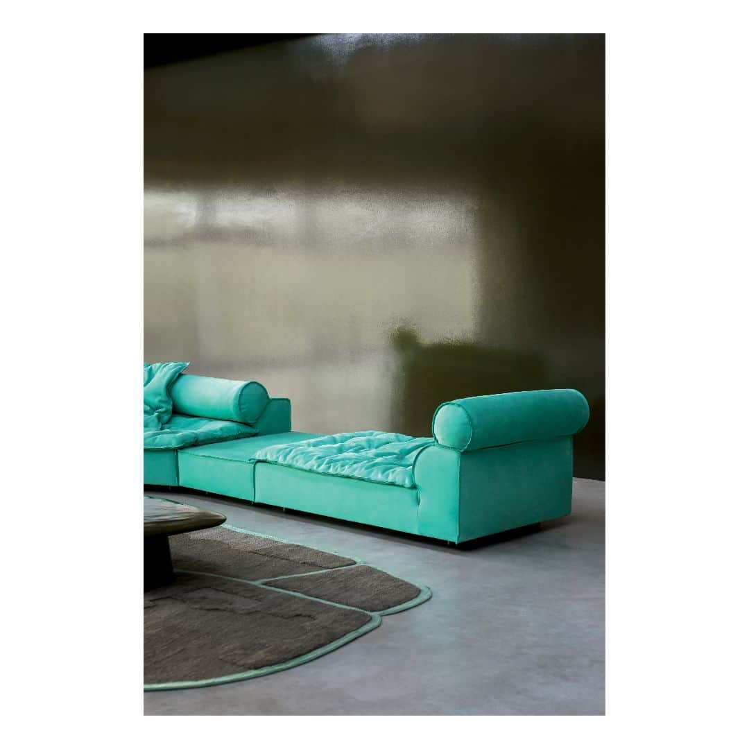 Baxterさんのインスタグラム写真 - (BaxterInstagram)「MIAMI SOFT sofa, cultured and informal. Versatile, modular and defined by materials worked in line with Italian tradition updated through research and innovation, it evolves  into the Miami Soft sofa. Design by @paola.navone   📷 @andreaferraristudio  #baxtermadeinitaly #moodbook2023 #leather #design #interiordesign #madeinitaly #italy #luxury #interior #collection2023 #newcollection」10月26日 20時00分 - baxtermadeinitaly