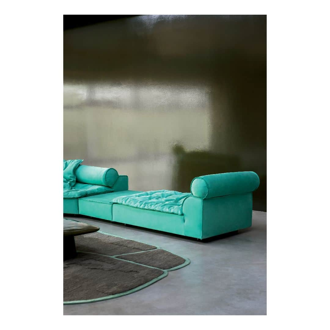 Baxterのインスタグラム：「MIAMI SOFT sofa, cultured and informal. Versatile, modular and defined by materials worked in line with Italian tradition updated through research and innovation, it evolves  into the Miami Soft sofa. Design by @paola.navone   📷 @andreaferraristudio  #baxtermadeinitaly #moodbook2023 #leather #design #interiordesign #madeinitaly #italy #luxury #interior #collection2023 #newcollection」