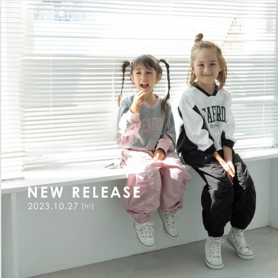 coucou manon フォトイベントをする子供服ブランドのインスタグラム：「＼NEW IN✨10/27(金)SET買いもおすすめ🛒ナイロン2アイテム👚👖／  最旬コーデに推したいナイロン切り替えスウェットと シャーリングナイロンパンツが登場します🏀  アクティブに過ごす休日やダンスなどのレッスン着にも◎ 10/27(金)より販売予定👀 チェックしてね〜⛹️ - - - - - - - - - - - - - - - - - - - - - - - - - - - - - - - - 質問や感想はコメントにてお待ちしております💫 📍気になる投稿は「保存」を押してね📍  #ペアマノン #pairmanon #キッズ #キッズ服 #子供 #子ども #子供服 #子ども服 #こども #こども服 #キッズファッション #女の子キッズ #男の子キッズ #女の子コーデ #男の子コーデ #秋コーデ #冬コーデ #新作アイテム #秋冬コーデ #お出かけコーデ #リンクコーデ #おでかけ #ドットエスティ #ドットエスティ購入品 #ペアマノン購入品 #キッズトップス #キッズボトム #レッスン着 #楽天市場」