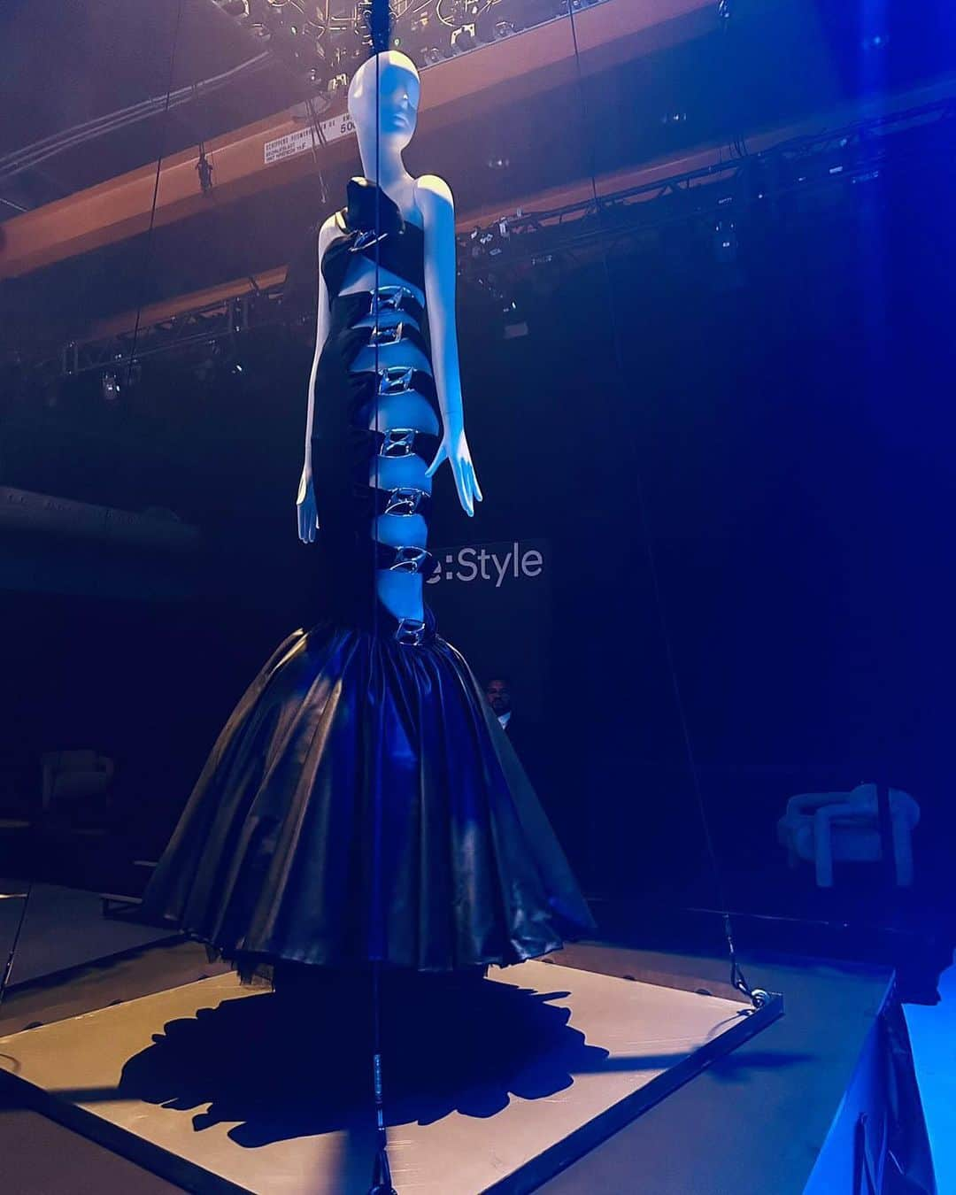 ジェレミー・スコットさんのインスタグラム写真 - (ジェレミー・スコットInstagram)「IN AMSTERDAM FOR THE EUROPEAN UNVEILING OF MY “CAR COUTURE“ COLLECTION OF SUSTAINABLE GOWNS MADE FROM UPCYCLED & RECYCLED @hyundai CAR PARTS #HYUNDAIRESTYLE」10月26日 20時02分 - jeremyscott