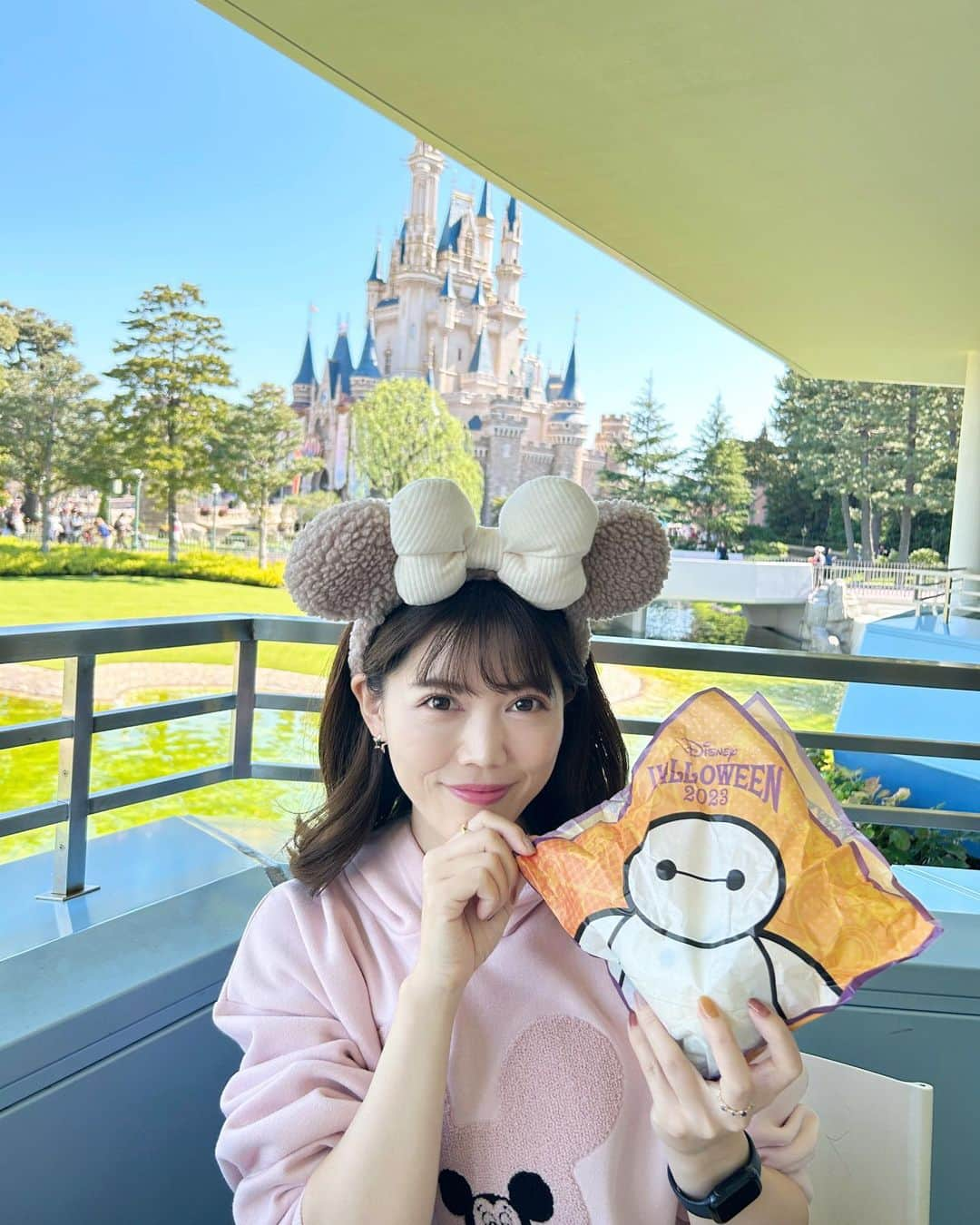 上坂由莉のインスタグラム：「Disney Land🎠 @tokyodisneyresort_official  ⁡ 大好きなベイマックス( •―• )🤍 ハロウィン限定でカボチャや 紫芋を使用したバーガーになってました🍠🎃  パケの可愛さだけやなくて、 めっちゃ美味しかったよ😍❤️ ⁡ ⁡ #東京ディズニーランド #ディズニーランド #ディズニー #ベイマックス #ベイマックスバーガー #ジンデレラ城 #ディズニーフード #トゥモローランドテラス #dハロ #ディズニーハロウィン #ディズニーグルメ #夢の国 #TDL #TDR #disney #disneyhalloween #disneyland #tokyodisneyland #tokyodisneyresort #disneyfood」