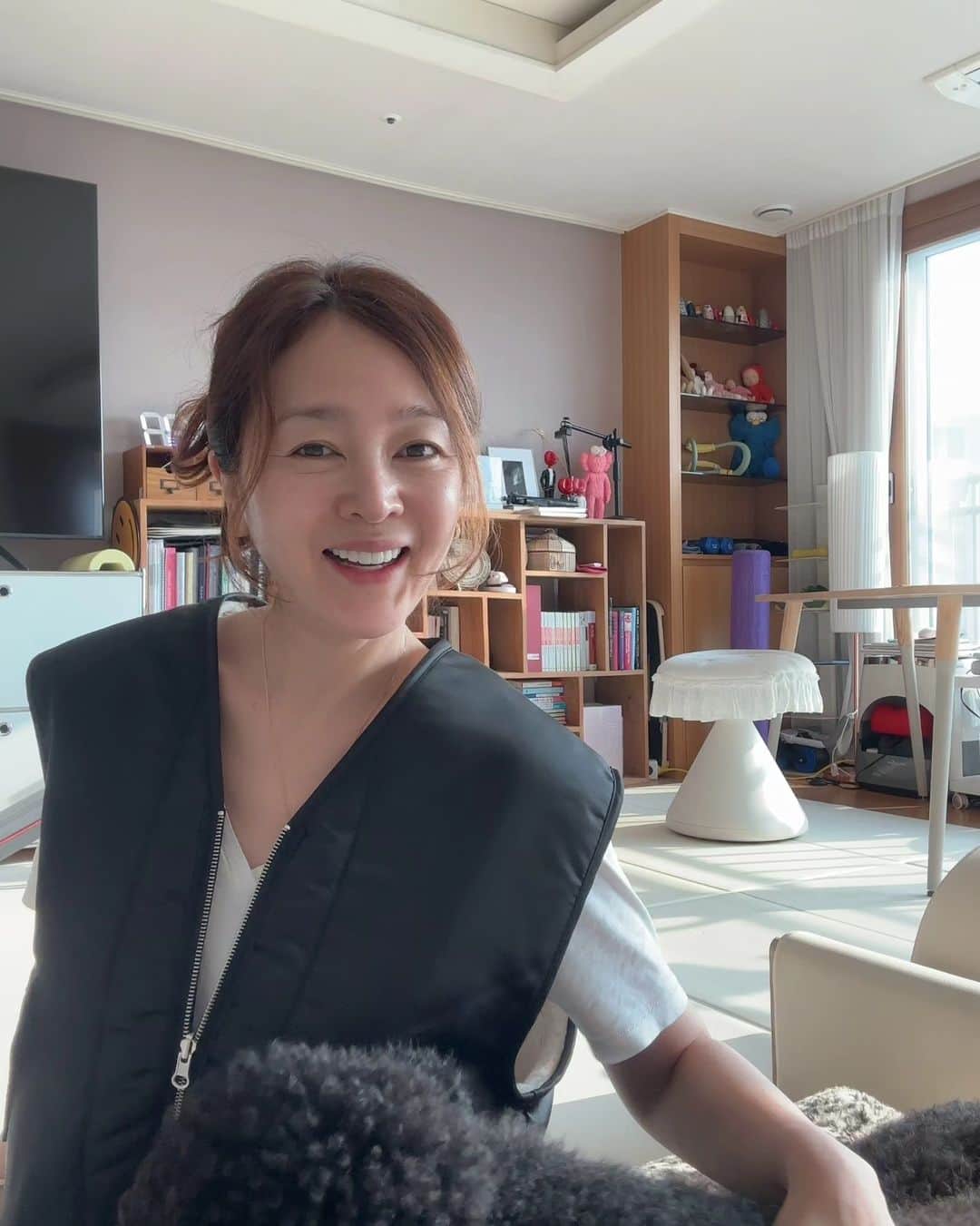 イ・スンヨンのインスタグラム：「양면으로 입을수 있는  복실이조끼  일명 복조끼🌟🌟  마고샵에 오픈됬습니다~~!!  블랙 카키 두종류구요  전 압쥐랑 나눠입어요   이너로도 아우터로도 변화무쌍한 베스트 꼭 장만하셔서 등 뜨뜻하게 올겨울 보내셔요  진짜 👍👍👍👍👍👍👍👍  #복조끼블랙버전입고있어요💕💕💕  #복조끼는언제나  #넘편하고따뜻해 #ootd」