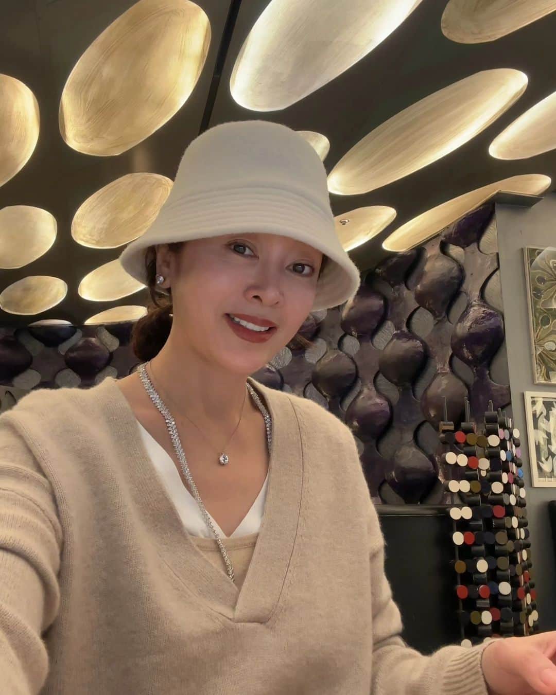 イ・スンヨンのインスタグラム：「꼬르소꼬모  언제나 즐거운 진대표님과  맛있는식사   건강한여자들의 뷰티와 나아갈길에  대한 멋진 견해들   즐거웠어요~~  대체 얘네 아티쵸크와한치샐러드는 월케 맛있는거야 ㅜㅜ   잔디백뽀글버전 넘 이쁘구요  기대해주셔요~  위칙 티슈로 렌지닦고있는 제가 입고있는  맘편한셋업  잔디님께 만들어달라고 조르는중요 ㅋ  @anny.yh @mago12_official  지금은  마고샵에서 위칙공구중입니다~~♡♡  #본품보다초록장바구니에홀릭 #위칙공구  #넘나좋은위칙 💕👏」
