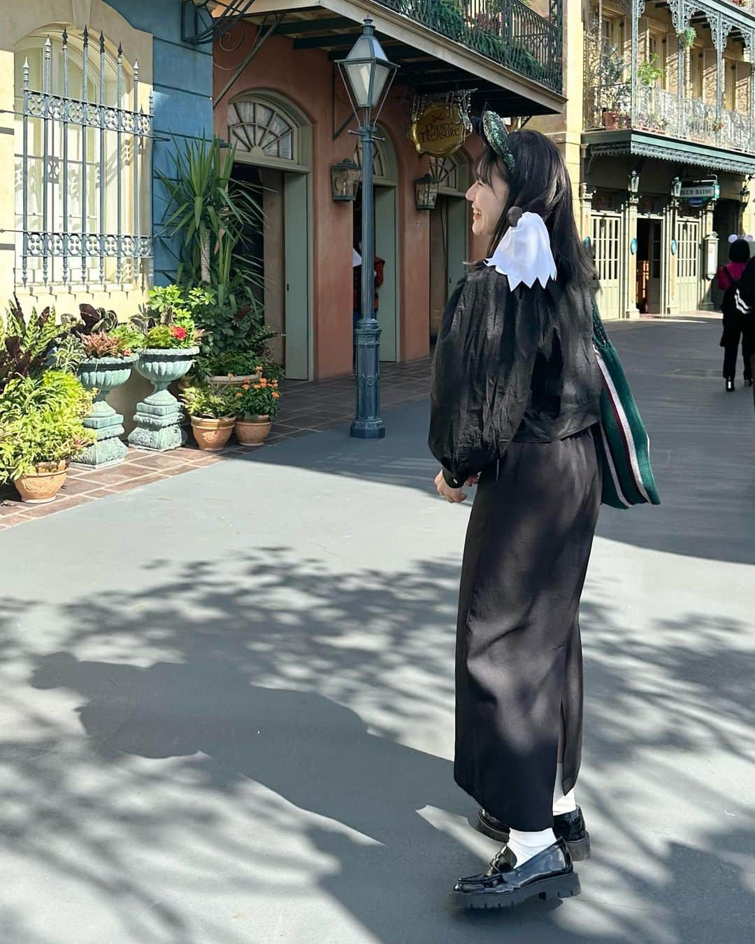 かほこ。さんのインスタグラム写真 - (かほこ。Instagram)「ㅤㅤㅤㅤㅤㅤㅤㅤㅤㅤㅤㅤㅤ ㅤㅤㅤㅤㅤㅤㅤㅤㅤㅤㅤㅤㅤ shirt : #hbeautyandyouth skirt : #neuna bag : #marni #marnimarket loafers : #uniqlo ㅤㅤㅤㅤㅤㅤㅤㅤㅤㅤㅤㅤㅤ ハロウィンディズニーのコーデ① ㅤㅤㅤㅤㅤㅤㅤㅤㅤㅤㅤㅤㅤ 今年は忙しくて1回しかハロウィンインできなかったので、後半お着替えしました❣️まずは前半の☺️ ㅤㅤㅤㅤㅤㅤㅤㅤㅤㅤㅤㅤㅤ 緑のスパンコールに黒ベロアリボンのカチューシャに合わせて、服は黒、バッグはマルニマーケットのトートを🫶🏻 ㅤㅤㅤㅤㅤㅤㅤㅤㅤㅤㅤㅤㅤ これホンテのカチューシャ合わせても可愛いかも💚 Hのブラウスは買ってからいつ着よう、いつ着よう、とタイミング逃しててやっと着れた〜！袖のボリューム🫶🏻 ㅤㅤㅤㅤㅤㅤㅤㅤㅤㅤㅤㅤㅤ 自身のブランド等いろいろ発表しましたが、これからも自分が可愛いと思ったものは変わらず共有していくので、よろしくお願いします🥰 ㅤㅤㅤㅤㅤㅤㅤㅤㅤㅤㅤㅤㅤ #kaho_fashion #kaho_disney」10月26日 20時07分 - xxokohakxx