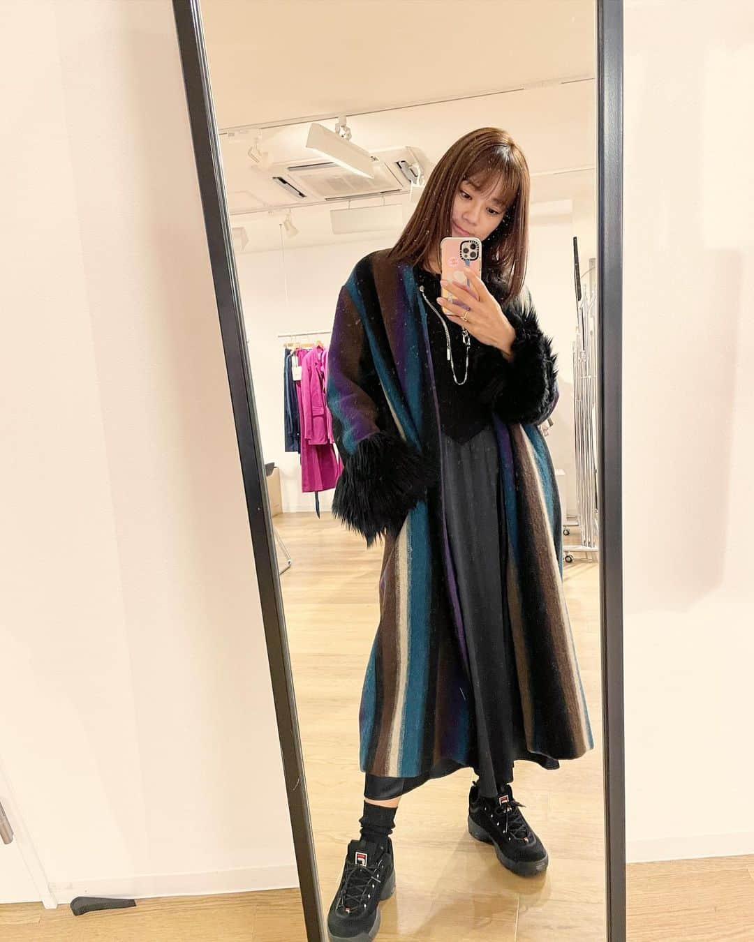 指出瑞貴のインスタグラム：「💜💙🖤🩷  好みなお洋服がありすぎて、、 悩みに悩み、１枚目のストライプコート身長もぴったりで あれもこれも可愛く、試着をたくさんさせて頂きました笑 結局選んだのはコーデュロイジャケット🩵  デニムに合わせたい😏可愛かったな♡ Thank you so much 💜  @pdst.jp @ottodame_jp @ottodame  #パサージュドゥストックマン #オットダム #pr」