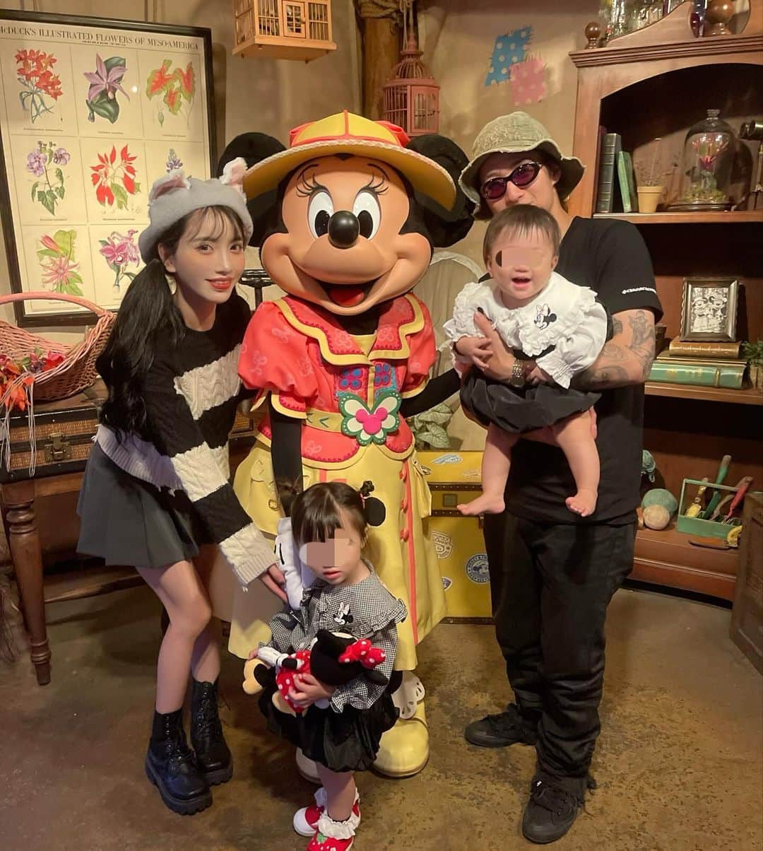 りえのインスタグラム：「初めましてミニーちゃん🐭🎀 他にもたーくさんグリーティングできた🩷🤍  本当はランドでミニーちゃんとグリーティング予定だったけど 待ち時間えぐすぎて断念😭 1日目シーで会っておいてよかった🤪🩷  #ディズニーシー#ディズニーグリーティング#ディズニー写真#ミニーのスタイルスタジオ#ミニーマウス#ディズニーコーデ#ディズニーランド#子連れディズニー#子連れお出かけ」