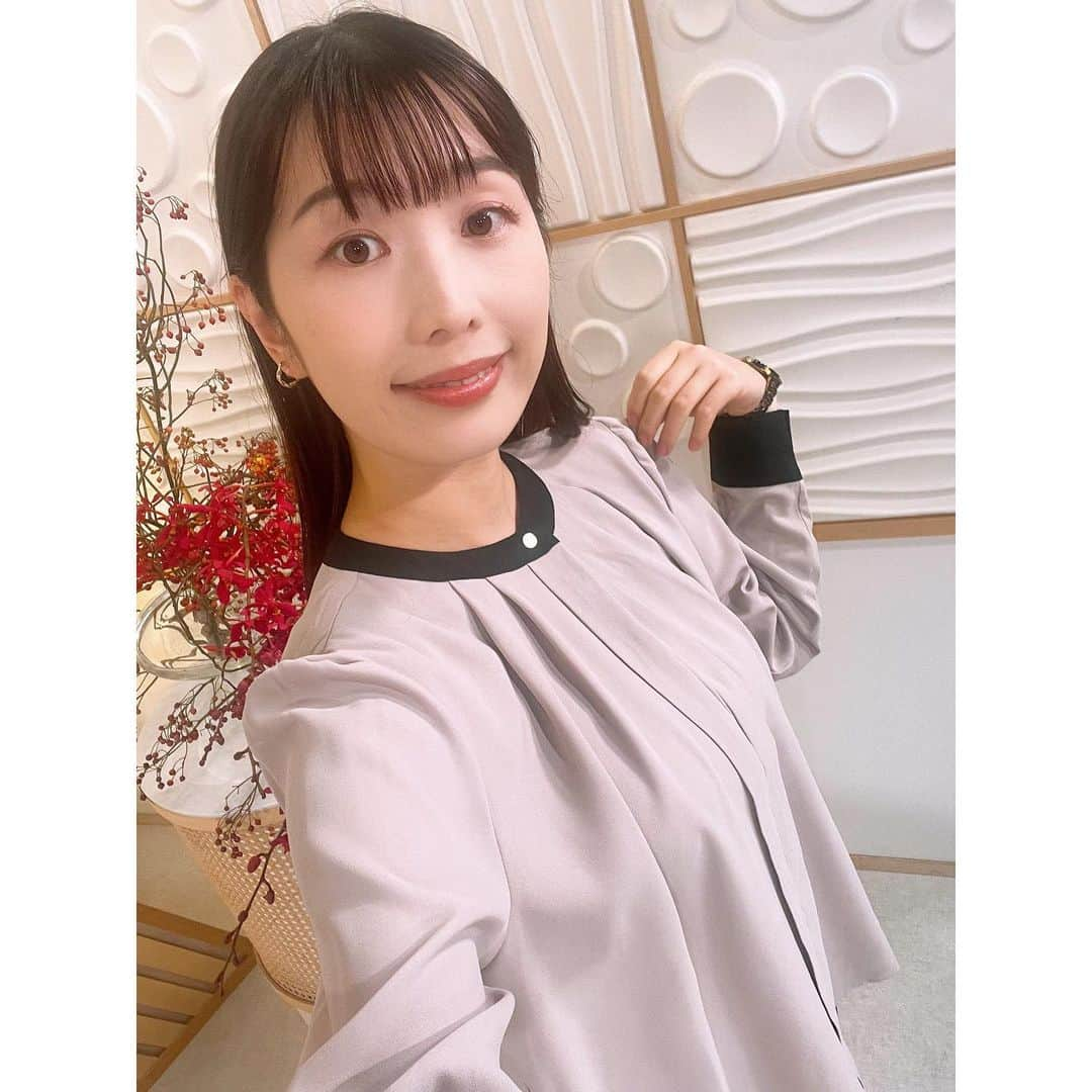 小林美沙希のインスタグラム：「． 首元や手首の部分の黒が アクセントになっていました🫶 ．  #沖縄#Okinawa #沖縄テレビ#ニュース #アナウンサー #小林美沙希 #アナウンサーコーデ #アナウンサー衣装#衣装 #ファッション#fashion #衣装協力」