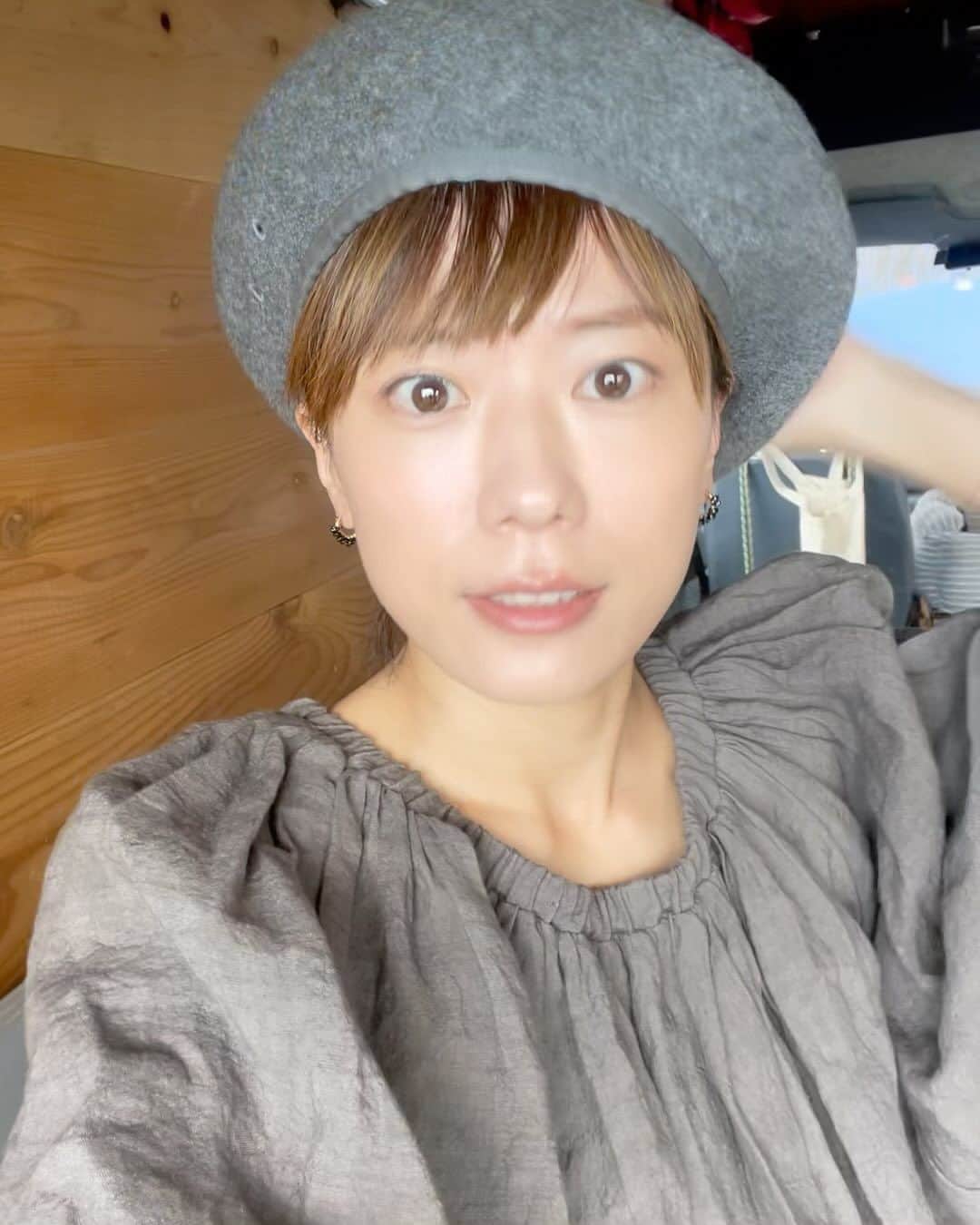 のインスタグラム：「🎓🎓🎓  #ベレー帽 の正しい被り方がわからないよー😂 けど、好きだから被る。 そして上目遣いwが、ただただ睨んでる件😂なんで〜っ  そんな(どんな) 今日は秋晴れの中 森の中を沢山歩いた  誰よりもパワフルだったのは やっぱりペヤングで 誇らしいやら惚れ惚れするやら いやはや天晴れでした。  湖の前で写真を撮ってもらったら レンズのハレーションが 神秘的でしたわ  初めてこんな風に 面白太いwハレーションが写って嬉しいな  スピリチュアルと捉えてもいいわよね🐉✨  また森へ湖へ 行きたいものだ🐉♨️  #20231026 #kaicoの好日 #犬とわたし #いぬとわたし 大好き @ito_fukuoka 🫶🏻」