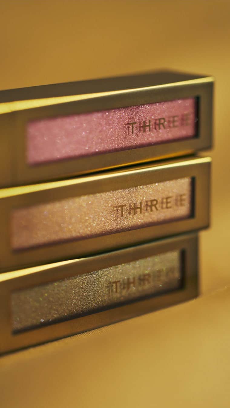 THREEのインスタグラム：「〈あなたはどのカラーが好み？〉 ホリデーシーズンにぴったりの限定カラーのリキッドアイシャドウ。 サテンのようななめらかさと星屑のような輝きをそなえ、落ち着きあるゴールドをたっぷり含んだカラー。  THREE ユナイテッドフルイドアイカラー〈限定〉全3種 3,850円（税込）  X01 RADIANT ROMANCE レッドピンクにゴールドを潜ませた、輝きを放つブリリアントピンク。  X02 LOVING UNITY スキントーンにゴールドを感じる、繊細で大胆なウォーミーベージュ。  X03 TIMELESS ENERGY ゆらめきながらシックに光を醸す、リッチなゴールデンカーキ。  ぜひ、店頭にてお試しください。  #threecosmetics #Three2023HolidayMakeupCollection #ホリデーコレクション」