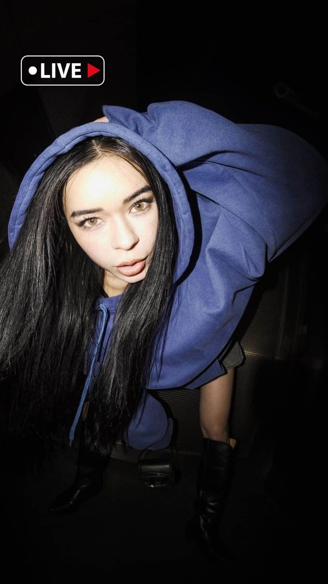 藤川ありすのインスタグラム：「420hoodie,cargoskirt,カーゴパンツ本日発売しました💙💙 着心地やサイズ感などinstaLIVEをアーカイブに残しておいたので、ぜひチェックしてみてください😌✨ ちなみにごくゆるLIVEです笑  160cmの私と 171cmの @yuka81_  なのでunisex感が伝わると思います💙  即日発送できるので届いてすぐ着れます💙 ぜひこの機会にGETしてね〜💙  #BLITT @blitt_official」