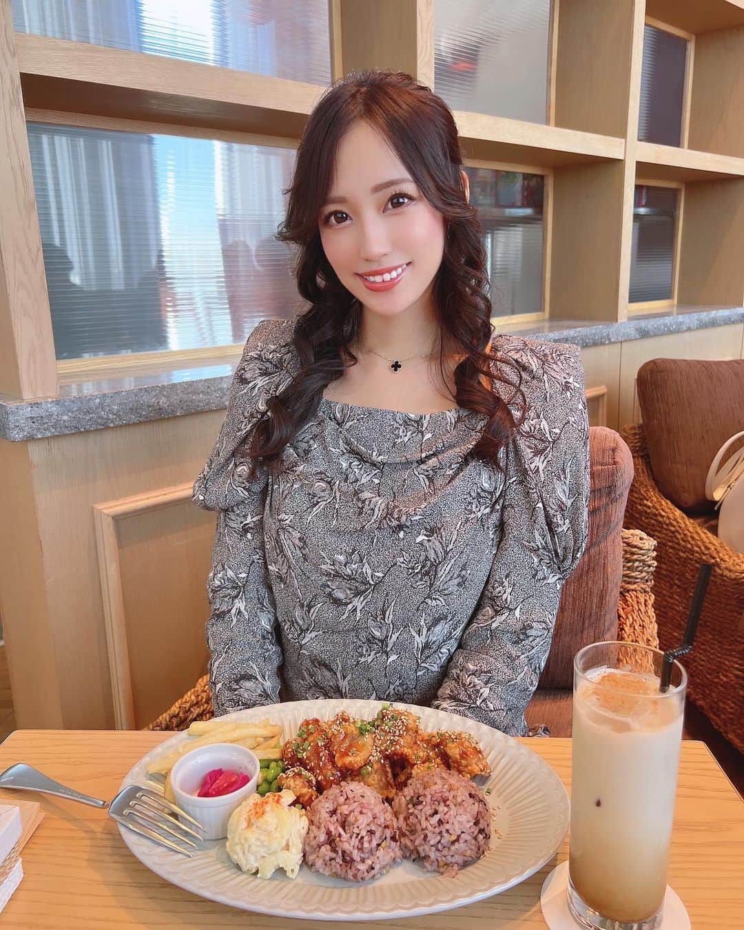 霧島聖子さんのインスタグラム写真 - (霧島聖子Instagram)「こないだランチで利用して美味しかった ハワイアン料理のカフェ🍽 10/31に銀座店閉店しちゃうからもっかい来た❣️  ハニーチキン美味しかった😋 この後マラサダも食べました( ´ω` )ﾃﾞﾌﾞｩ  ワンピースはファンの方からのプレゼントです、 いつも本当にありがとうございます🎁 全部載せれるよう写真撮ってゆきます👗   #cafe  #カフェ  #銀座一丁目  #ハワイアン  #lunch  #ランチ  #onepiece  #snidel」10月26日 20時18分 - seiko_kirishima