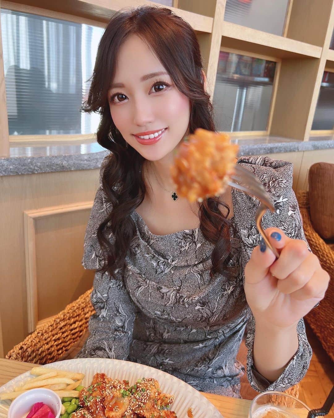 霧島聖子さんのインスタグラム写真 - (霧島聖子Instagram)「こないだランチで利用して美味しかった ハワイアン料理のカフェ🍽 10/31に銀座店閉店しちゃうからもっかい来た❣️  ハニーチキン美味しかった😋 この後マラサダも食べました( ´ω` )ﾃﾞﾌﾞｩ  ワンピースはファンの方からのプレゼントです、 いつも本当にありがとうございます🎁 全部載せれるよう写真撮ってゆきます👗   #cafe  #カフェ  #銀座一丁目  #ハワイアン  #lunch  #ランチ  #onepiece  #snidel」10月26日 20時18分 - seiko_kirishima