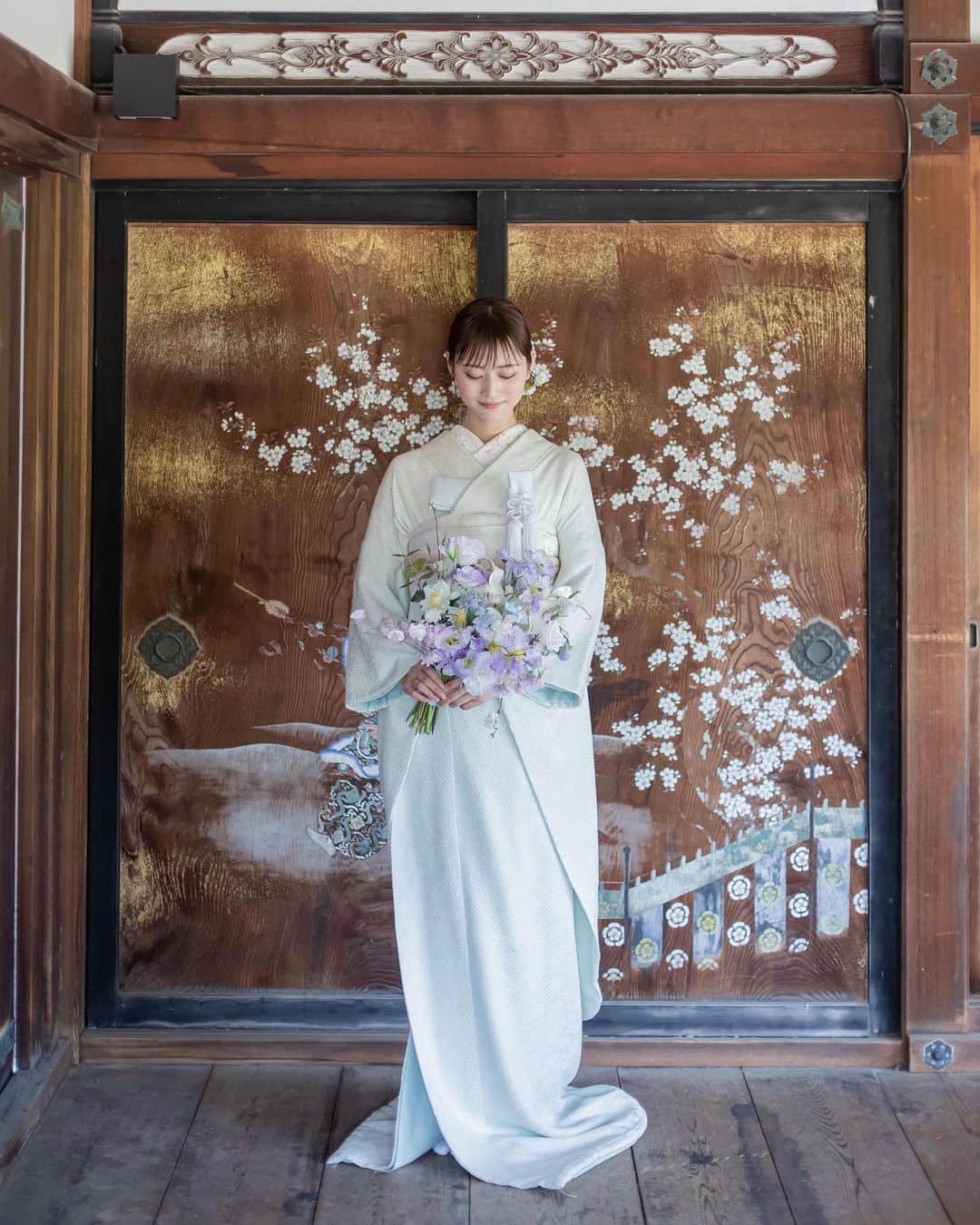 the_dress_roomさんのインスタグラム写真 - (the_dress_roomInstagram)「【京都撮り】世界遺産"仁和寺"コース𓆸5月日程の募集をスタート𓇬  𓇬 仁和の時代からたたずむお寺で愛らしく輝く、 令和の花嫁。  たくさんの時代を越えて咲きつづける ソメイヨシノやしだれ桜、多くの歌人が詠んだ御室桜は 緑の頃も美しい。  令和の新らしいMUKUをまといながら。 世界遺産の仁和寺にて。  𓇬 𓇬  仁和寺コース、2024年5月日程まで募集をスタートしました𓆸  " #京都撮り "詳細は HP【KIMONO PHOTO PLAN】をご覧ください𓇬 @the_dress_room   𓇬 𓇬  掛下「ソーダ味の水あめ」をワントーンでコーディネート𓇬 シンプルな中にも襟や帯締めの刺繍で華やかに𓆸  白無垢は、重なる波模様がどこまでも広がる青海波に、秋草が描かれた「青海秋草紋」をお召しいただきました❁   ザ・ドレスルームの"京都撮り"では お着物、お小物からお草履まで お好きな〝色遊び〟をお楽しみいただけます𓇬  ご相談などはお気軽にHP【お問合せ】フォームまで  photographer: @tatsuya_takayama  hair&make: @ena0620   𓇬 𓇬  #白無垢 #前撮り #後撮り #京都撮り #KYOTO撮り #thedressroom #ザドレスルーム #京都前撮り #和装前撮り#白無垢前撮り #和装花嫁 #和装小物 #和装 #和装ヘア」10月26日 20時19分 - the_dress_room