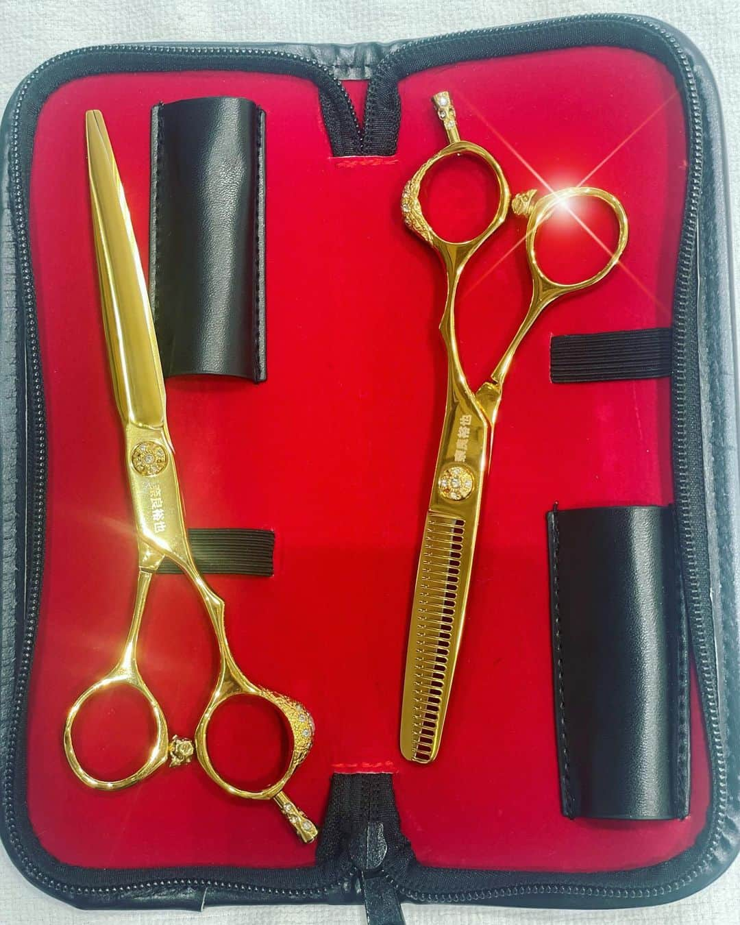 奈良裕也さんのインスタグラム写真 - (奈良裕也Instagram)「✂️✨GOLDのとんでもないハサミが届きました🤣🤣🤣　@c32kei 清水さん いつもありがとう✨✨  ネジと小指掛け部分にスワロフスキー💎 ヒットポイントはドクロ💀 そしてフルネーム入り🤣w 派手  シザーは材質　マイクロ微粒子 特徴　★★★粒子が一般的なコバルトV10などに比べてとても細かいため、より髪の毛に食い込む。逃がさない。 刃形　8:2　剣刃　柳刃 切れ感が剣刃のパワーと、柳刃の柔らかさを兼ね備えた形。　　　  セニング　カット率　25％ 目数　30メ　シマさんのシザーに合わせています。 特徴　★★★　OC加工　クシ刃が円柱加工のため、キューティクルを傷めない。引っかからない。抜け感が良い  早速使って見ます🤣✂️❤️ #アニマルデザイン株式会社」10月26日 20時11分 - yuyanara