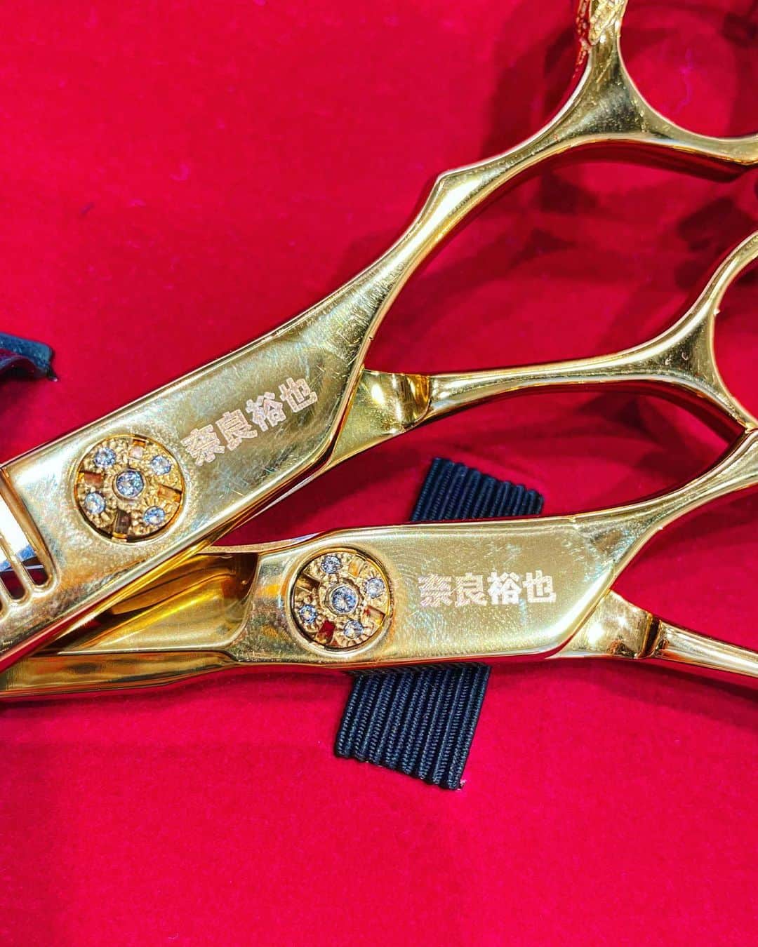 奈良裕也さんのインスタグラム写真 - (奈良裕也Instagram)「✂️✨GOLDのとんでもないハサミが届きました🤣🤣🤣　@c32kei 清水さん いつもありがとう✨✨  ネジと小指掛け部分にスワロフスキー💎 ヒットポイントはドクロ💀 そしてフルネーム入り🤣w 派手  シザーは材質　マイクロ微粒子 特徴　★★★粒子が一般的なコバルトV10などに比べてとても細かいため、より髪の毛に食い込む。逃がさない。 刃形　8:2　剣刃　柳刃 切れ感が剣刃のパワーと、柳刃の柔らかさを兼ね備えた形。　　　  セニング　カット率　25％ 目数　30メ　シマさんのシザーに合わせています。 特徴　★★★　OC加工　クシ刃が円柱加工のため、キューティクルを傷めない。引っかからない。抜け感が良い  早速使って見ます🤣✂️❤️ #アニマルデザイン株式会社」10月26日 20時11分 - yuyanara