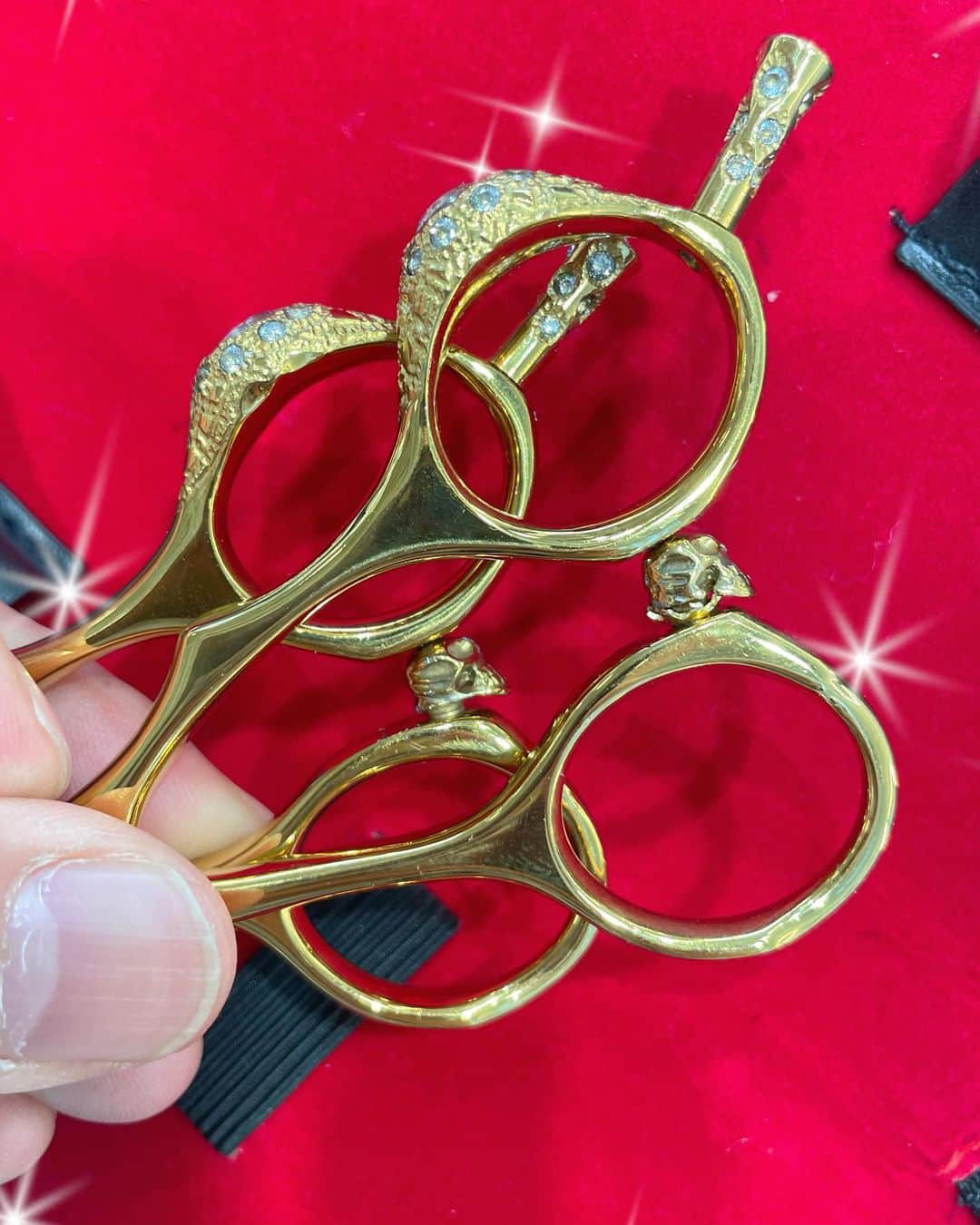 奈良裕也さんのインスタグラム写真 - (奈良裕也Instagram)「✂️✨GOLDのとんでもないハサミが届きました🤣🤣🤣　@c32kei 清水さん いつもありがとう✨✨  ネジと小指掛け部分にスワロフスキー💎 ヒットポイントはドクロ💀 そしてフルネーム入り🤣w 派手  シザーは材質　マイクロ微粒子 特徴　★★★粒子が一般的なコバルトV10などに比べてとても細かいため、より髪の毛に食い込む。逃がさない。 刃形　8:2　剣刃　柳刃 切れ感が剣刃のパワーと、柳刃の柔らかさを兼ね備えた形。　　　  セニング　カット率　25％ 目数　30メ　シマさんのシザーに合わせています。 特徴　★★★　OC加工　クシ刃が円柱加工のため、キューティクルを傷めない。引っかからない。抜け感が良い  早速使って見ます🤣✂️❤️ #アニマルデザイン株式会社」10月26日 20時11分 - yuyanara