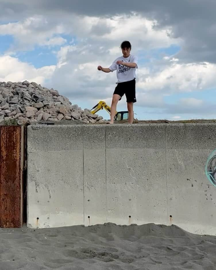 山本華歩のインスタグラム：「1, 2, 3, or 4? Which one do like?  I did my first double cork in outside😁  #parkour #パルクール」