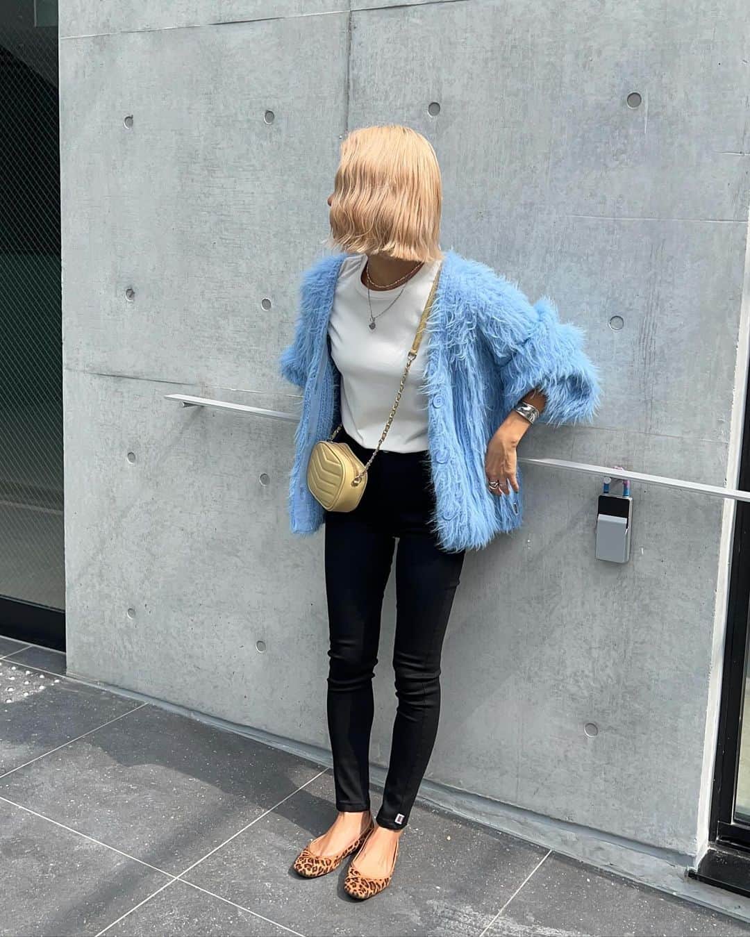 annaのインスタグラム：「.  明日発売のシャギーカーディガンが か、可愛い🥹🩵🩵 @__segur.__   #冬コーデ#秋コーデ#カジュアルコーデ#大人カジュアルコーデ#オトナカジュアルコーデ#ゆるコーデ#158cmコーデ#骨格ナチュラルコーデ#きょこ#30代ファッション#30代コーデ#シャギーカーディガン」