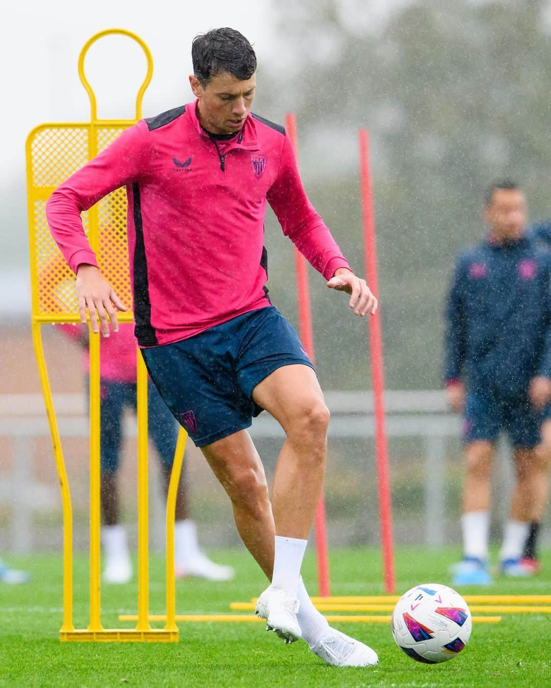 アスレティック・ビルバオのインスタグラム：「🌧️ Acabamos el entreno de hoy empapados 😅   3️⃣ egun barru San Mamesera bueltan gara.  #AthleticValencia #AthleticClub 🦁」