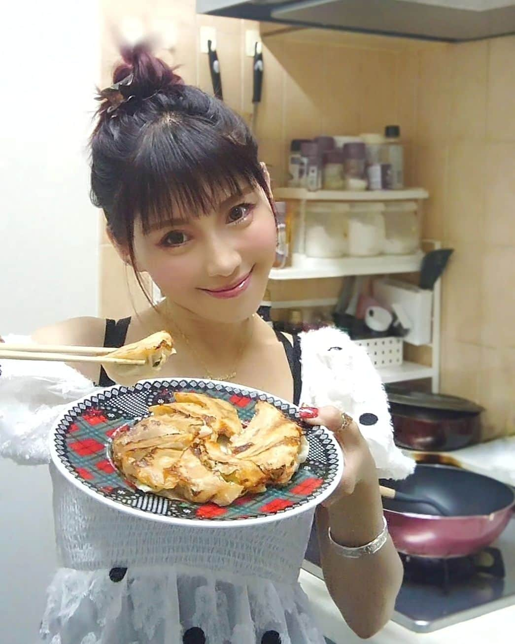 丹遥ニナさんのインスタグラム写真 - (丹遥ニナInstagram)「「PR」見てみて、美味しかったよ❤ ヒノイチ通販サイトの冷凍餃子＜あじへい餃子＞🍸🍒 ・ ・ 自分で、こちらを調理してみた👇👇👇 【冷凍】特製冷凍生餃子 64個入り 2,500円(税込) ・ ・ ＜あじへい餃子＞は餃子あじへいは東海地方に拡大しているチェーン店、東海地方だと1日に2万個以上売れている。自社工場から一つ一つ直送している、創業48年の三重県のソウルフード、しかも自家製100%旨みたっぷりの肉汁厳選素材使用してるって❣️😍🥰 ・ ・ お肉は味平独自の黄金比率でブレンド！皮は有名メーカーのブランド小麦使用しており薄皮にこだわって作っている、野菜は国産野菜をたっぷり使用してる😘🍹💖 ・ ・ 大容量で本当にありがたい❕外はパリパリ、中はモチモチ、一度ほぼ12個焼いたけど、平気につまみ摘みでペロリと食べた。美味しすぎたから（笑）🩷💕 ・ ・ しかも、サイズがちょうどいいので、めちゃくちゃ食べやすかった！味は万人受けしそうなちょうどいい味！ニンニクもそれほど気にしなくて、めちゃくちゃ食べやすくて美味しかった💓💖🎉 ・ ・ 私の焼き方はこちら 👇👇👇 1、フライパンに油を引く 2、冷凍餃子を並べる 3、焼き目が付いたらお湯を餃子の半分くらいまで入れる 4、小〜中火で蒸す 5、水分がなくなったらゆっくり出してお皿に ♤好みで付属のソースで食べるのもオススメ！ ・ ・ ＜Hinoichi＞情報👇👇👇 ⚫︎2023年7月にサイトリリース ⚫︎生産者の思いが伝わる逸品を全国にお届け ⚫︎日本の「良いモノ」を集めた食品通販サイト ⚫︎公式LINEを登録すると入荷・出店情報の情報がいち早く受け取れる ・ ・ #PR #あじへい餃子 #Hinoichiあじへい餃子 #Hinoichi #餃子 #伊勢の餃子 #冷凍餃子 #家庭料理 #冷凍食品 #食卓 #通販 ・ ・ ★- - -★- - -★- - -★- - -★- - -★- - -★- - -★- - -★- - -★- - -★ ・ ・ Model @minaninamiji   ❥❦❧ 仕事のご連絡はDMで📩 ❧❦❥  🧡 ファッションショー、作品撮影、商品撮影、動画撮影  🧡PR、インフルエンサー 、アンバサダー、通訳、キャスティング  🧡 丹遥ニナNina手書きかわいいニナキャラクターラインスタンプ 発売❗@ninalinestamp から飛べますよ❣️  🧡 個人撮影(有償) ・ ・ #餃子部 #餃子好き #餃子パーティー #中華料理 #中華食堂 #横浜中華街グルメ #中華料理 #中華好きと繋がりたい #中華料理好きな人と繋がりたい #餃子専門店 #料理動画 #料理初心者 #餃子スタグラム #餃子好きな人と繋がりたい」10月26日 20時13分 - minaninamiji