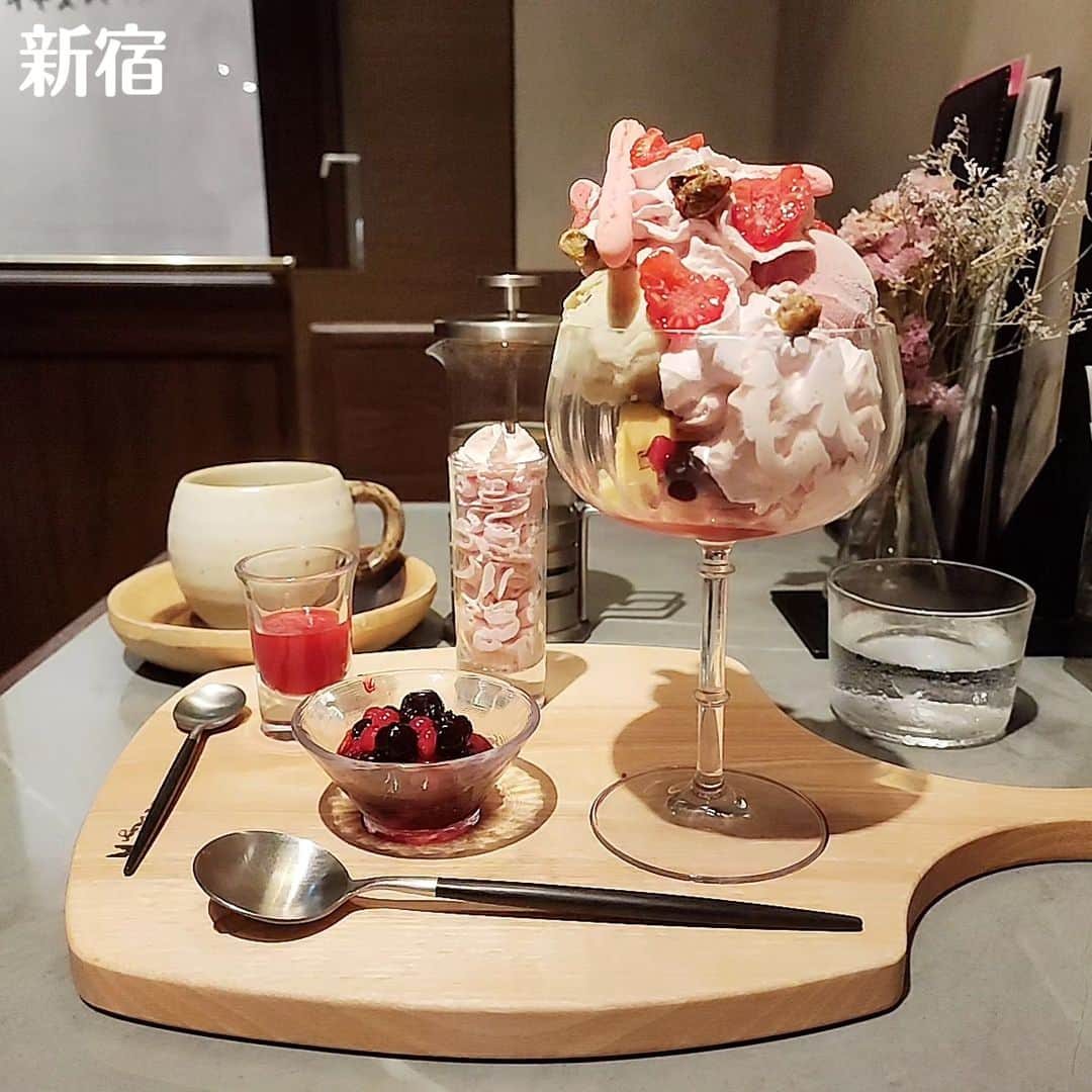 橋爪ももさんのインスタグラム写真 - (橋爪ももInstagram)「新宿東口にある喫茶パステトさんのパフェ´ `  中に入っていた ピスタチオのアイスがとっても美味しい！ 砕かれたピスタチオの食感がポリポリします  なので、パフェもテンション上がりますが ピスタチオアイスの乗ったプリンがオススメかも！  #新宿カフェ #singersongwriter #弾き語り女子」10月26日 20時14分 - hashidume_momo