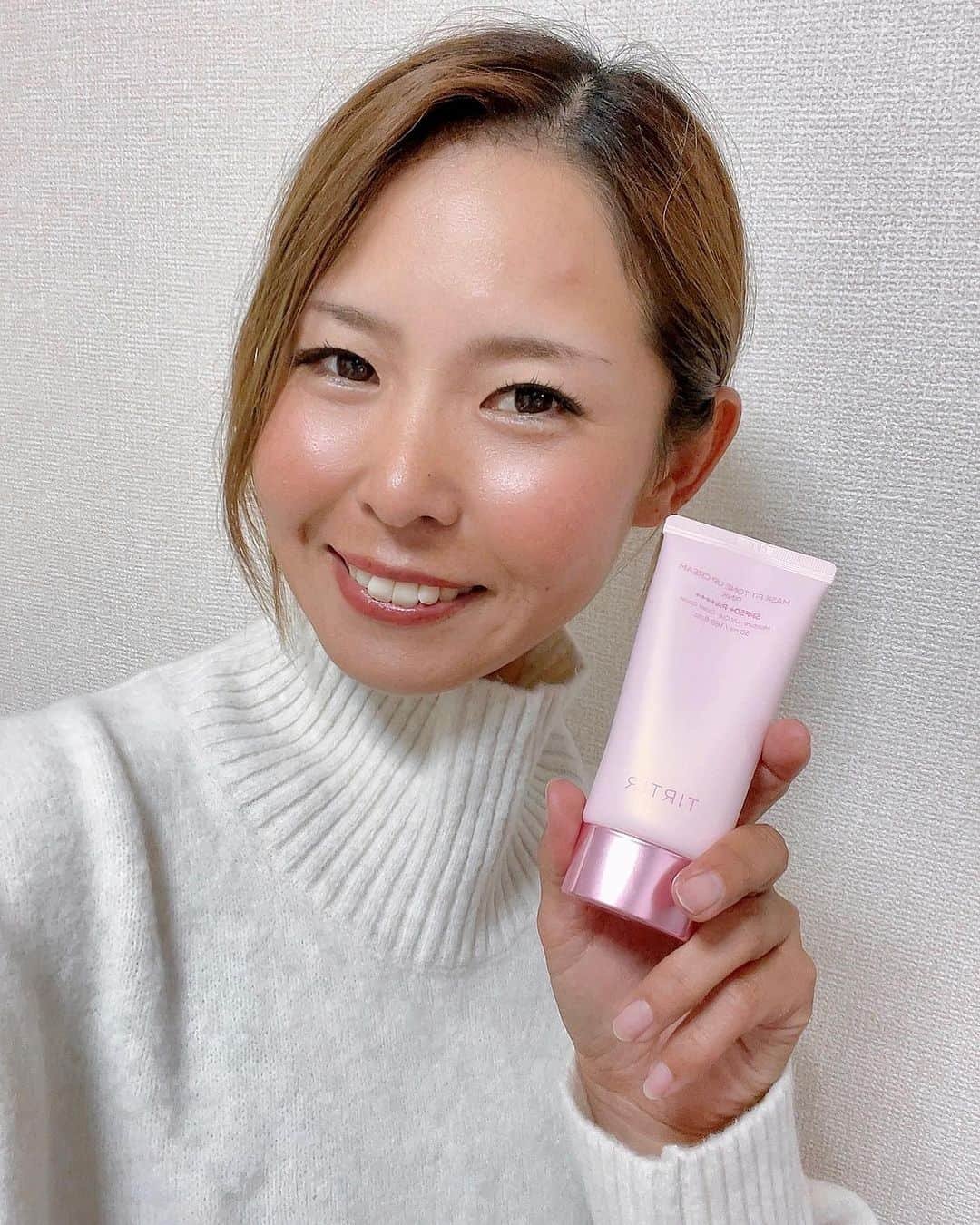 磯崎由加里さんのインスタグラム写真 - (磯崎由加里Instagram)「TIRTIRで人気商品の MASK FIT TONEUP CREAMより新商品💗  溶け込む保湿クリームにピンク色のパウダーを加え、血色不足の肌に、明るい血色となめらかな肌を与えるピンクトーンアップクリーム✨  これ一本で、肌のカラーコントロールができるからすっぴん風メイクの時も、しっかりメイクの時も両方使える万能トーンアップエッセンス💎  伸びも良くて、くすみやトーンアップにはピンクがおすすめ😚🤲  #TIRTIR #PR #トーンアップクリーム#化粧下地 #ファンデフリー #カラーベース #ピンクトーンアップ  #トーンアップ日焼け止め #ナチュラルメイク#ブラーカバー #保湿カバー」10月26日 20時15分 - isozaki.11