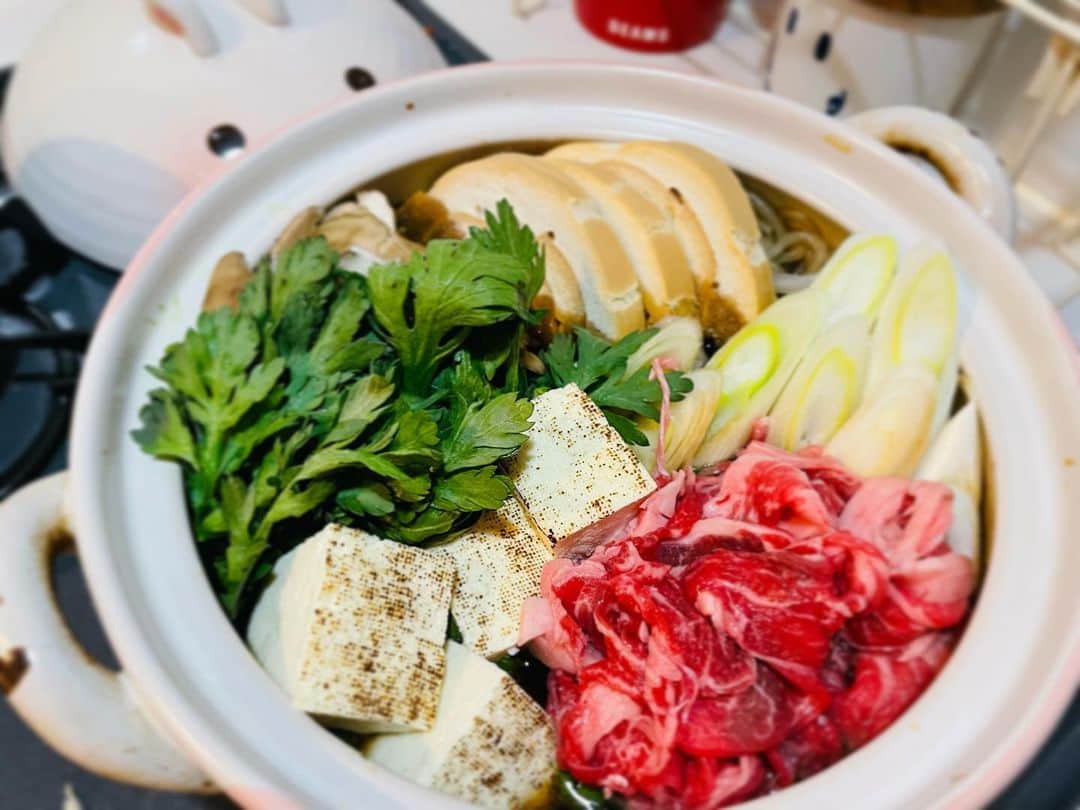 杉岡沙絵子のインスタグラム：「🍲🍲🍲 　 　 ドラフト会議なのですき焼き🥳✨✨笑 　 朝晩と日中の寒暖差が大きかったり インフルエンザが流行っていたり 体調管理には気をつけましょうねー！！！ 　 　 ・ ・ #すき焼き #三村家は車麩入りらしい #フリーアナウンサー #管理栄養士」